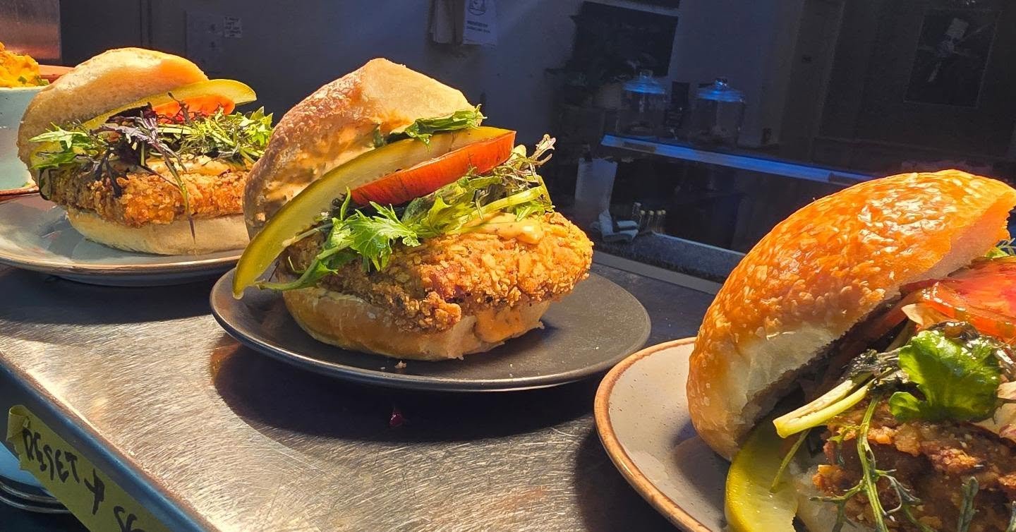 This Southern Fried tofu brioche bun is goin ' quick!  Them home made brioche baps are good enough to write home about.  @otofu.ie  tofu that we smoke in house is covered in spicy ranch, local leaves,  and @gort_na_nain  tomatoes. It's a good'un. Sho