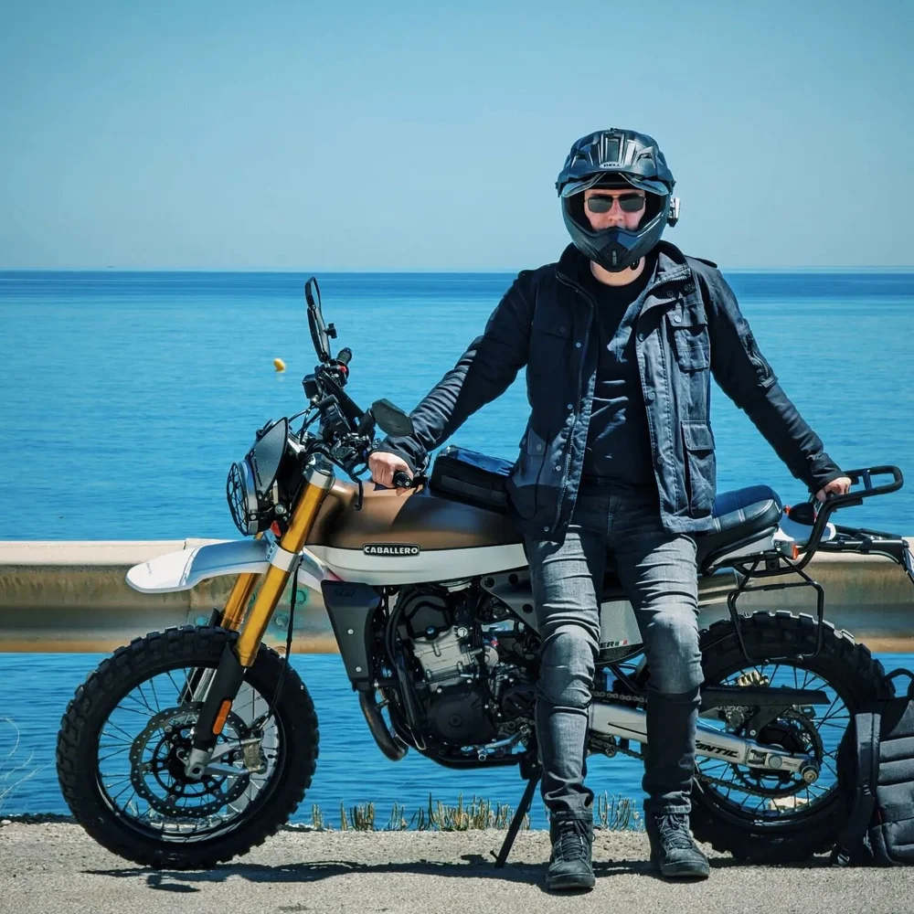 [EN] Riding along the coast of Andalucia on a motorcycle is an experience like no other! The stunning views of the Mediterranean Sea, nice beaches, delicious and fresh sea food and the winding roads make it an unforgettable journey. I highly recommen