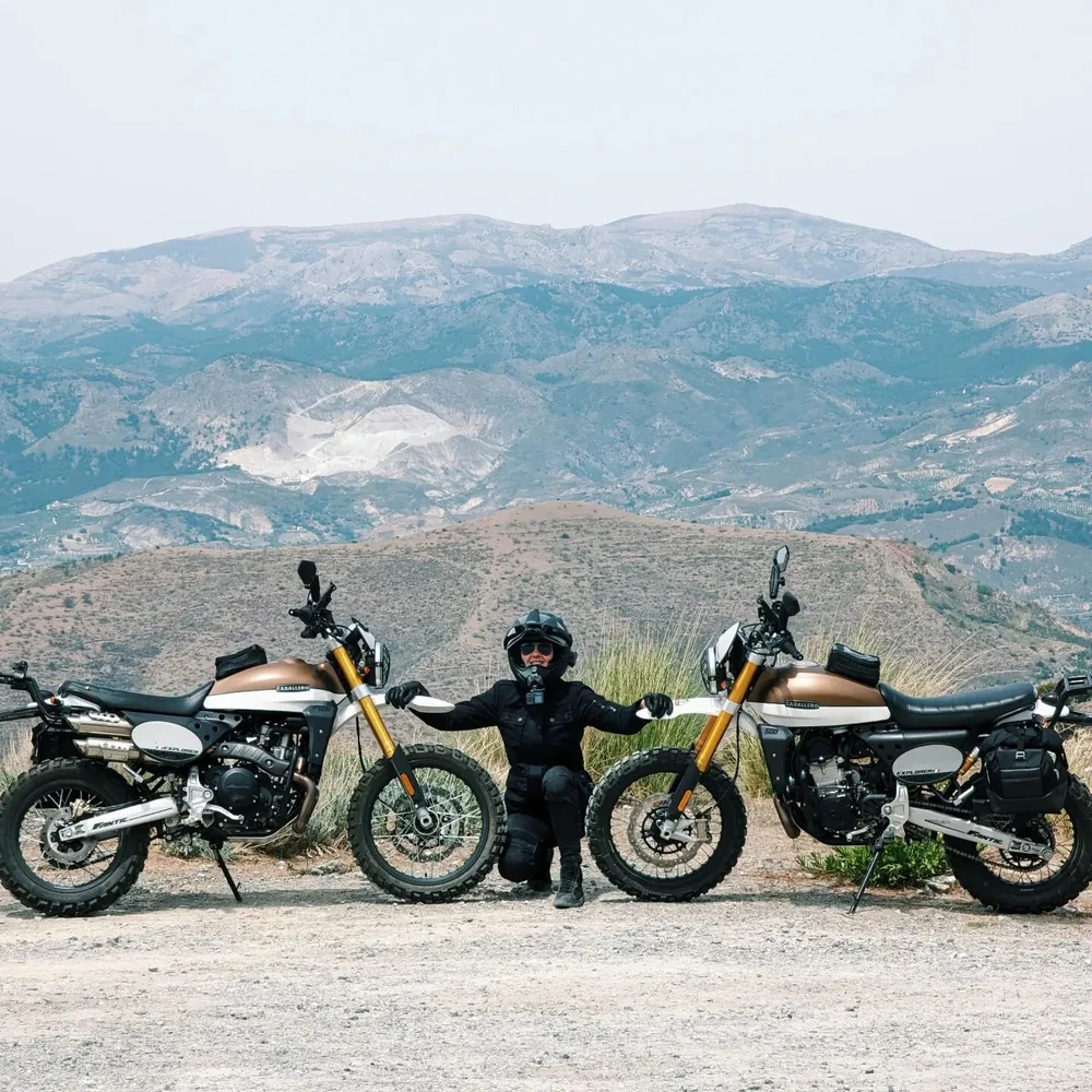 [EN] Also riding off-road on a Caballero 500 Explorer is fun🥳 The bike&rsquo;s 449 cc, single-cylinder engine with 40 bhp and 43 Nm torque makes it perfect for off-road adventures. With 200 mm front and rear suspension travel, high ground clearance 