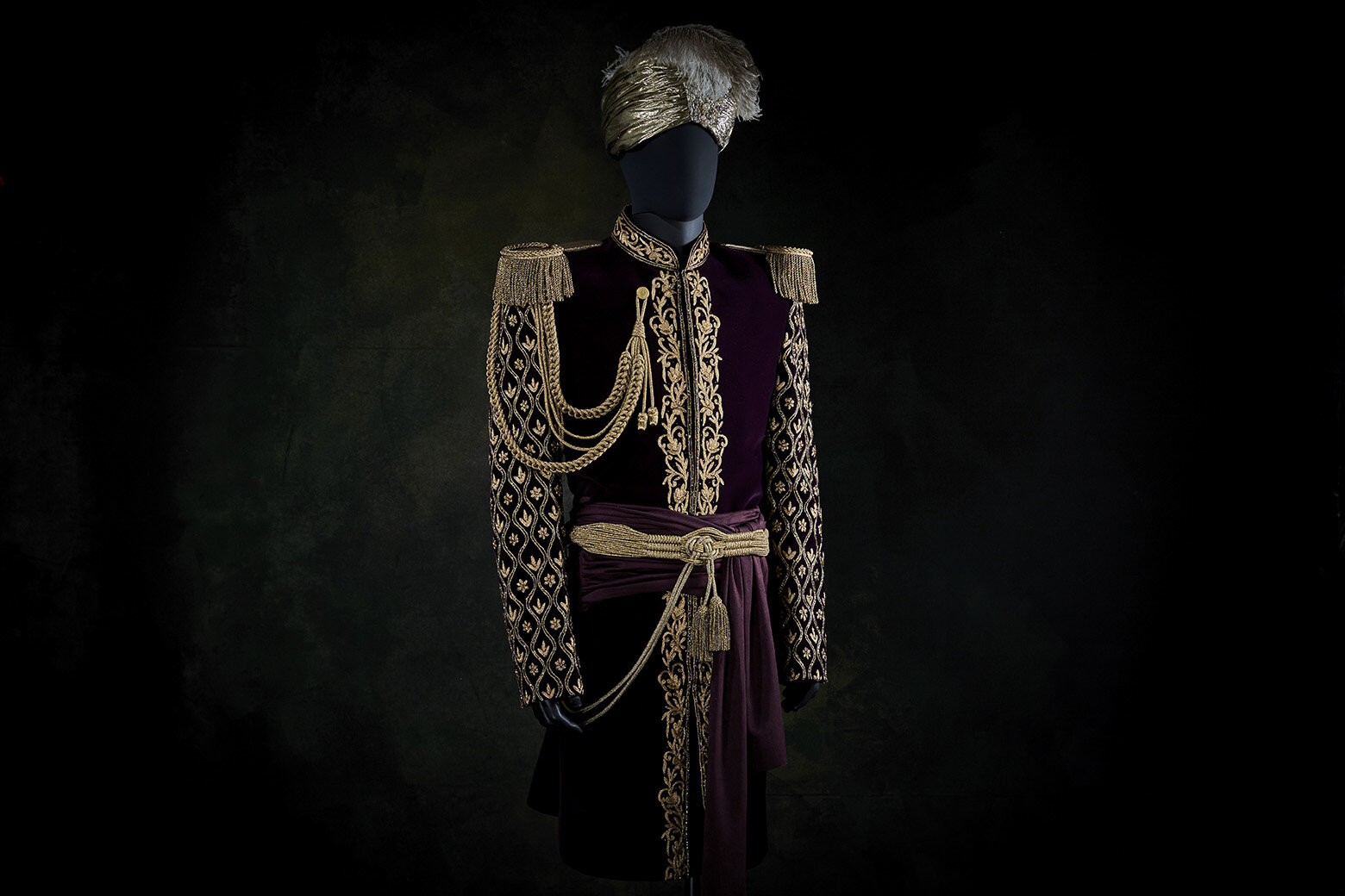 indian fantasy maharadscha gala uniform with epaulettes and golden turban (Kopie)