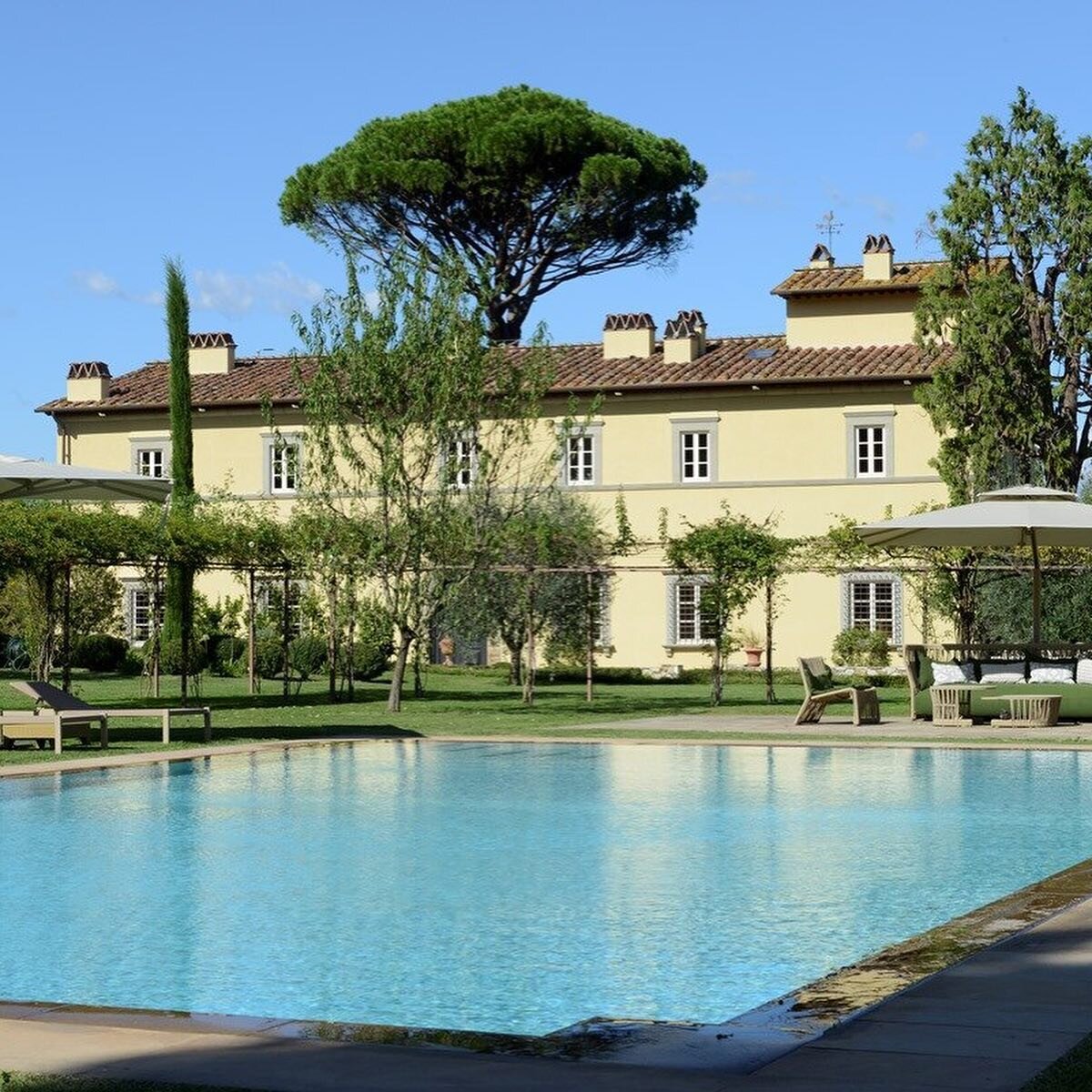 This villa 😍😍😍

A family of 17 just returned from spending a week in Tuscany with this beautiful villa as their home base.

Conveniently located just a 5-min drive from Lucca, we planned day trips to Florence for sightseeing and history, a cooking