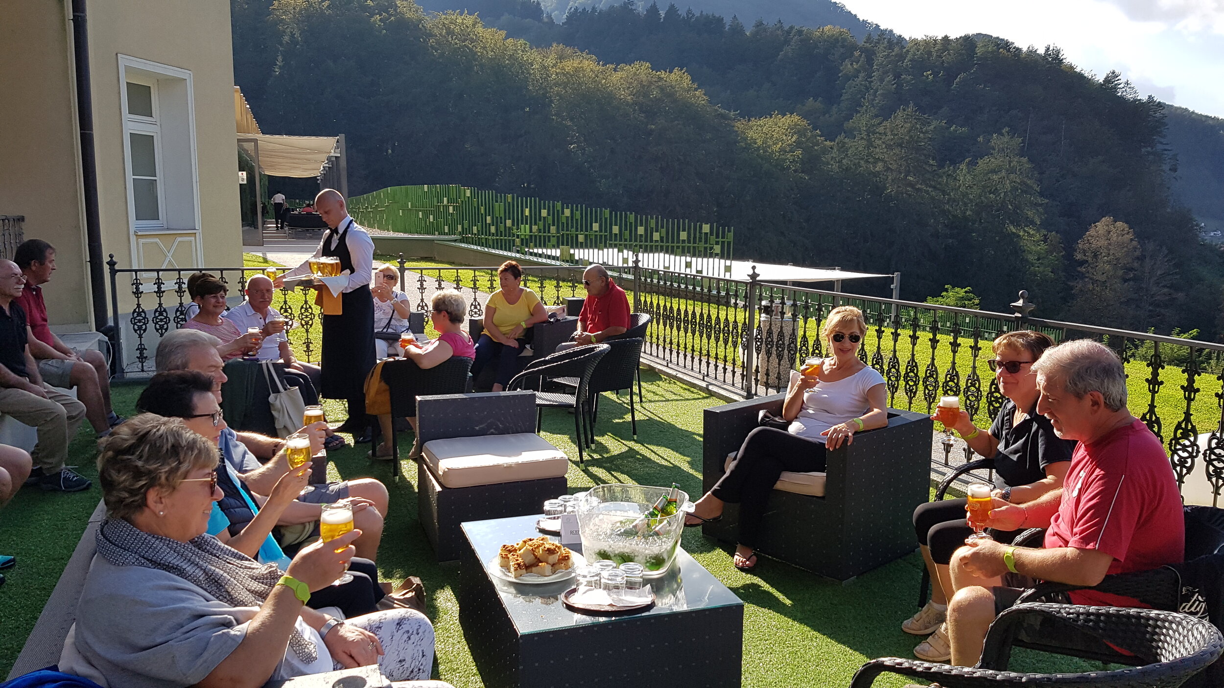 aperitivo birra terrazza slovenia.jpg