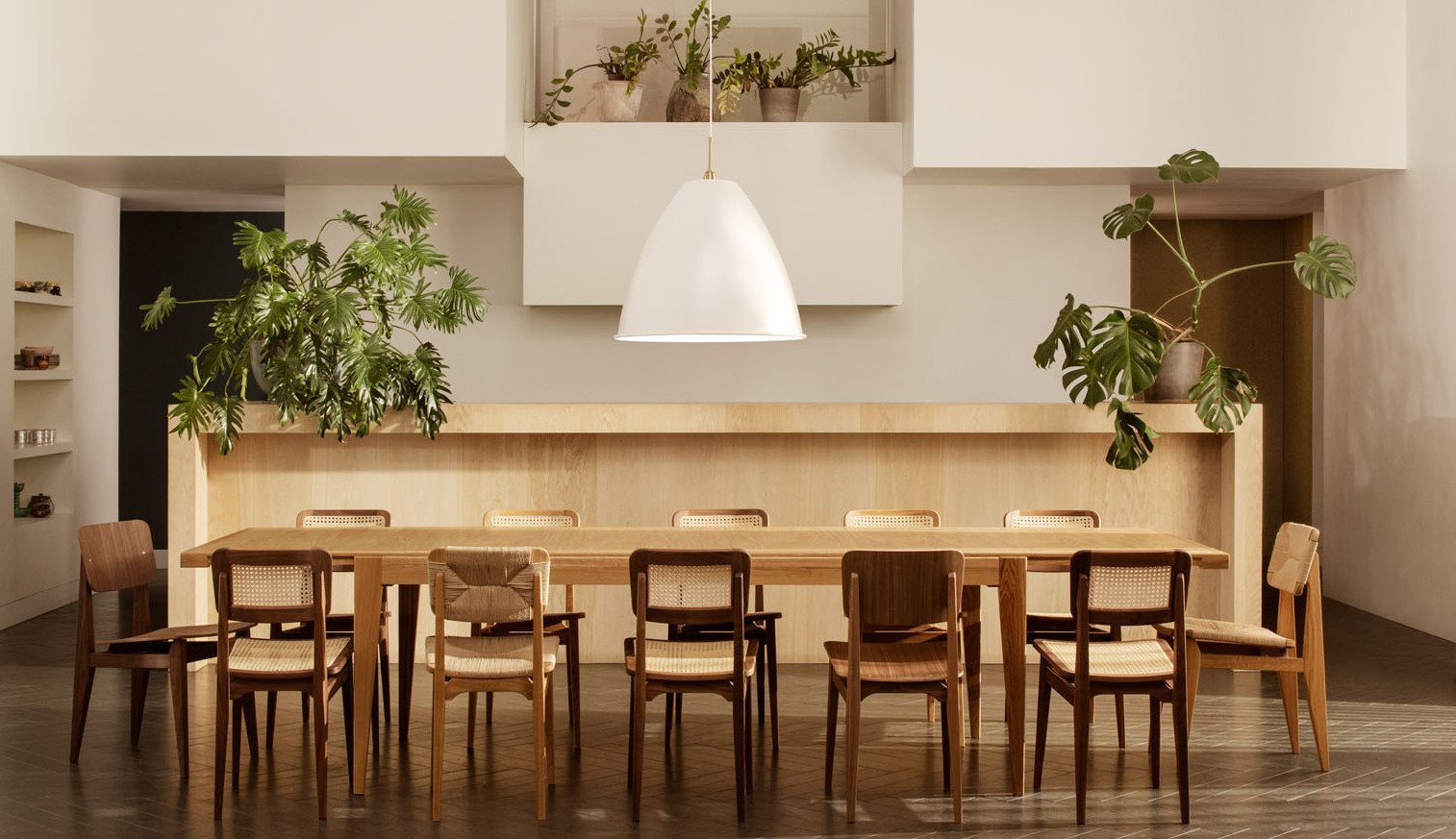 GravityTableLamp_MategotTrolley_C-ChairDiningChair_S-Table-extendable_BL9Pendant_On_01_1_1.jpg