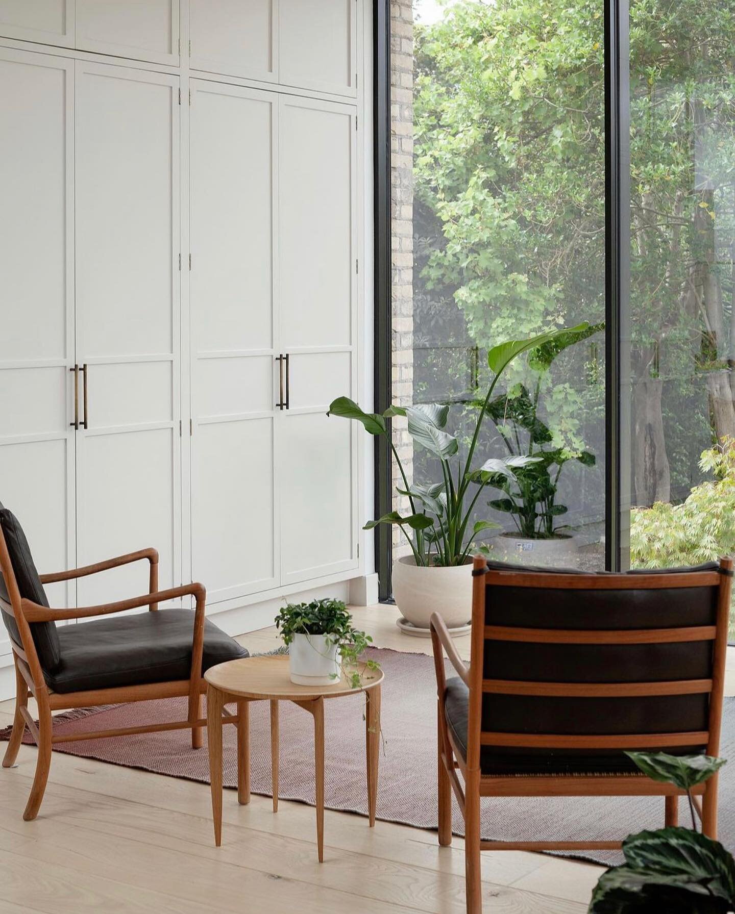 Taking a look at one of our most loved interior design projects.
This kitchen-lounge area was shot by @ruthmariaphotos and featured on the cover of @image_interiors. Architectural work was @aof_architects. We supplied all of the furniture, lighting a