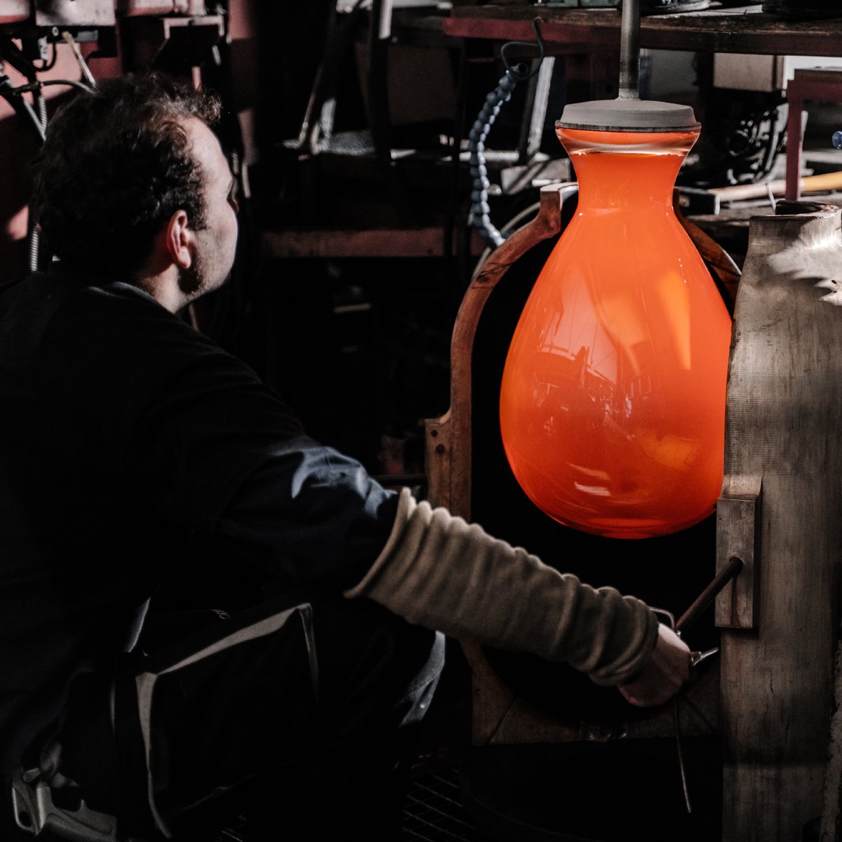 bomma-phenomena-mouthblown-glassworks-production-detail-form-photo-martin-faltejsek.jpeg