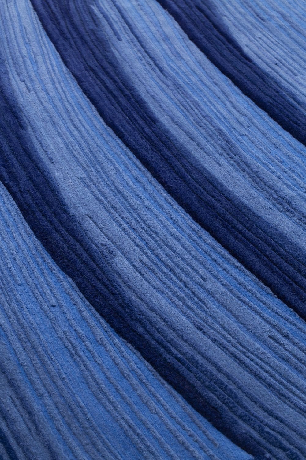 cc-tapis-Sabine-Marcelis-stroke-collection-stroke-1-blue-rug-detail-2-1.jpeg