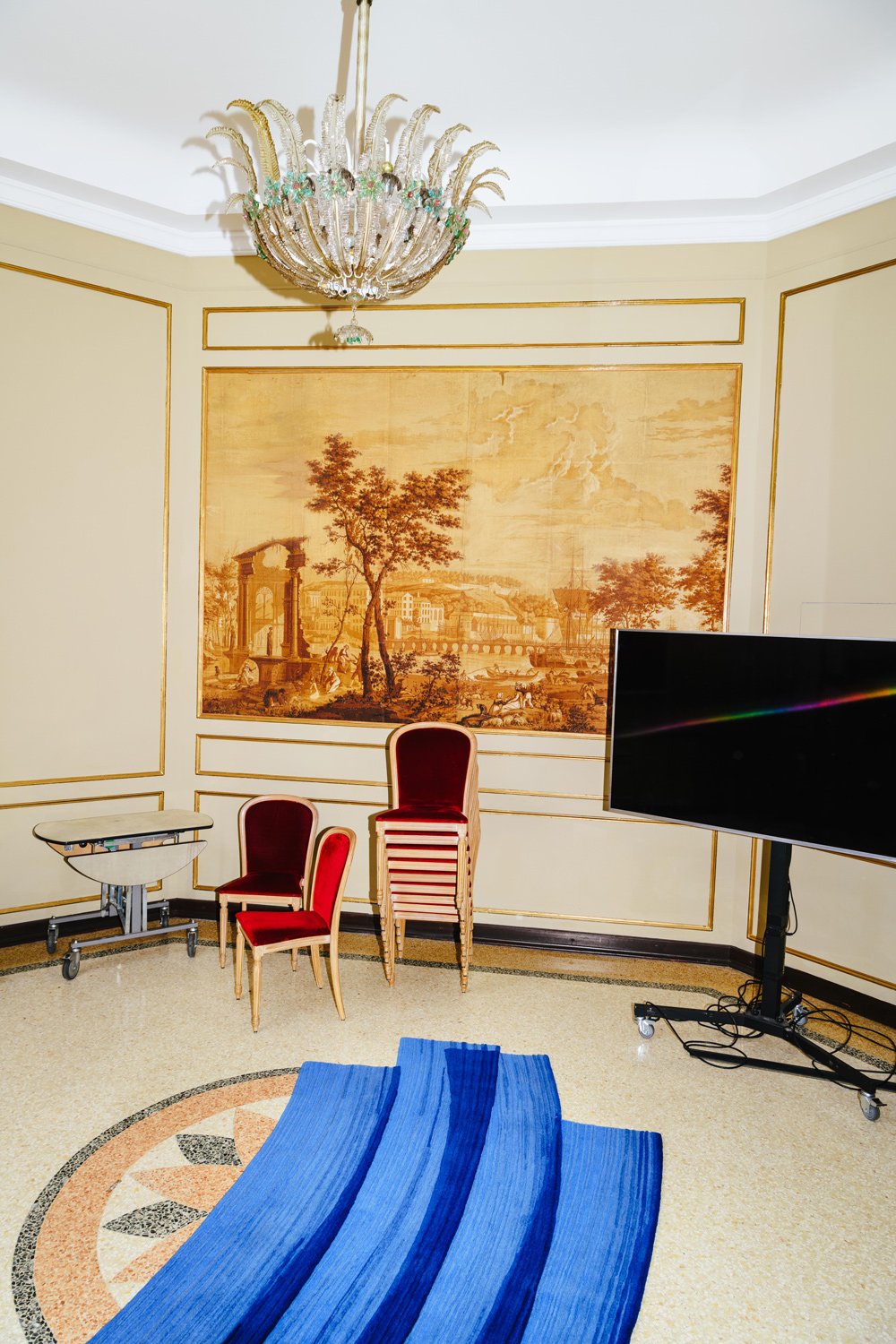 cc-tapis-sabine-marcelis-stroke-collection-stroke-1-blue-10-years-campaign-piotr-niepsuj.jpeg