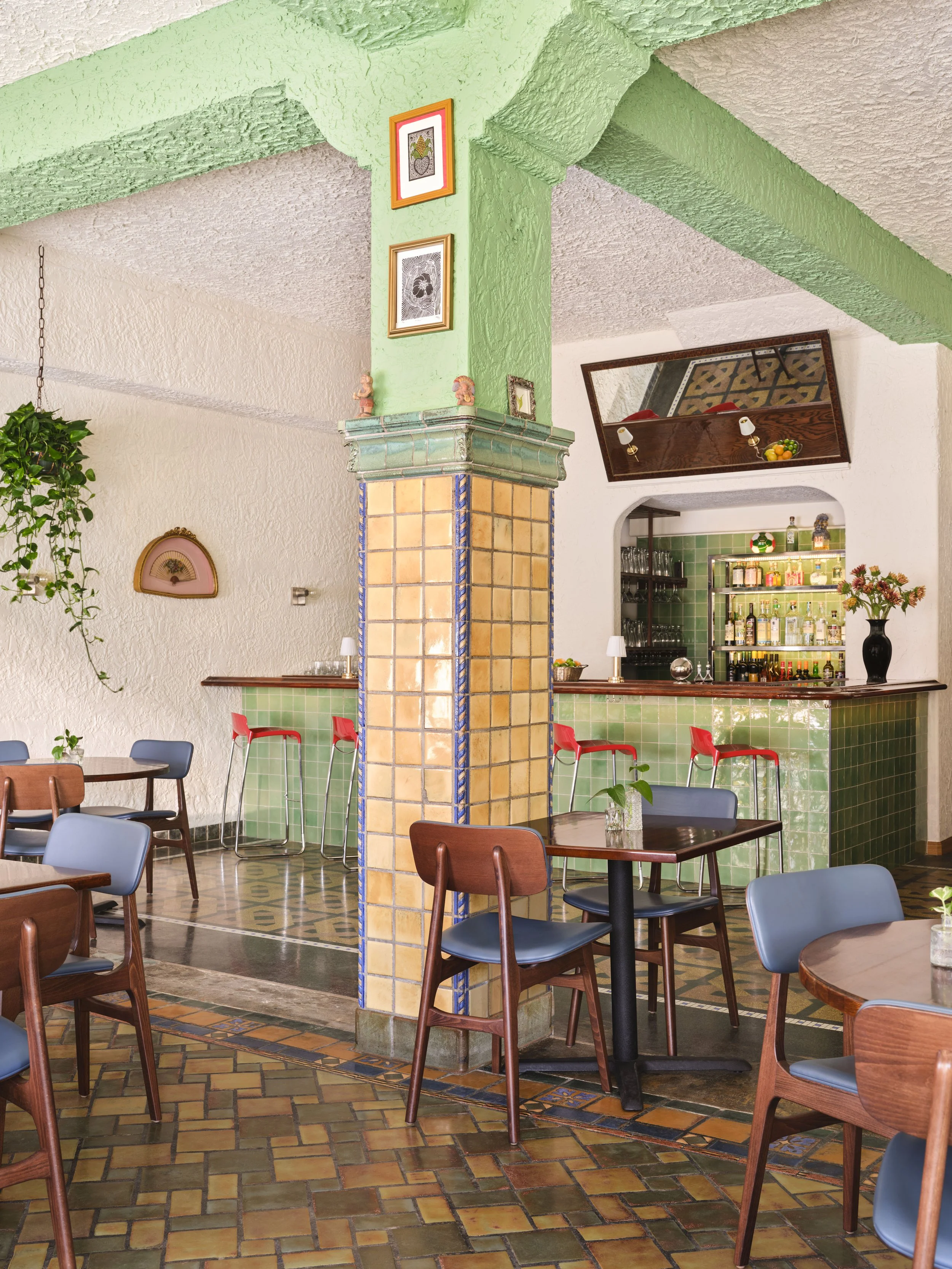 Wide shot of the restaurant and bar featuring a tiled column