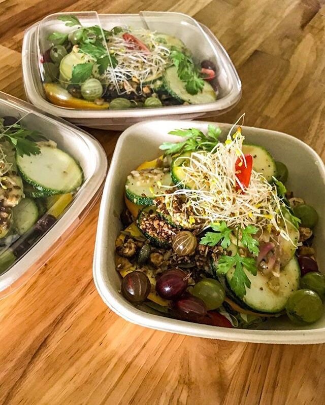 Wie heeft deze salade al geproefd? 🌿Salade met courgette, vinaigrette, hartige granola en kruisbes! 
#vegan #instachef #courgette #kruisbes #lustfood #lust #plating #food #chef #localfood #foodie #instafood #foodstagram #coocking