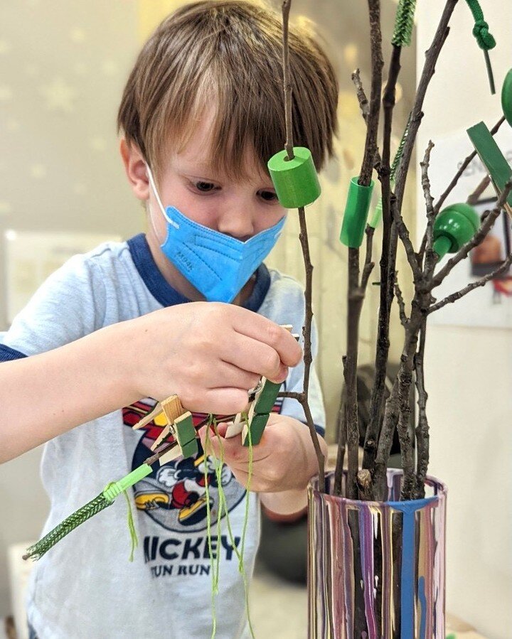 Students collaborate as they construct a &ldquo;class tree&rdquo; made of loose parts such as sticks and various green materials. 
#POTA #PreschooloftheArts #Reggio #ReggioInspired #Reggiopreschool #PreschoolInspiration #ChildCentered  #EarlyChildhoo