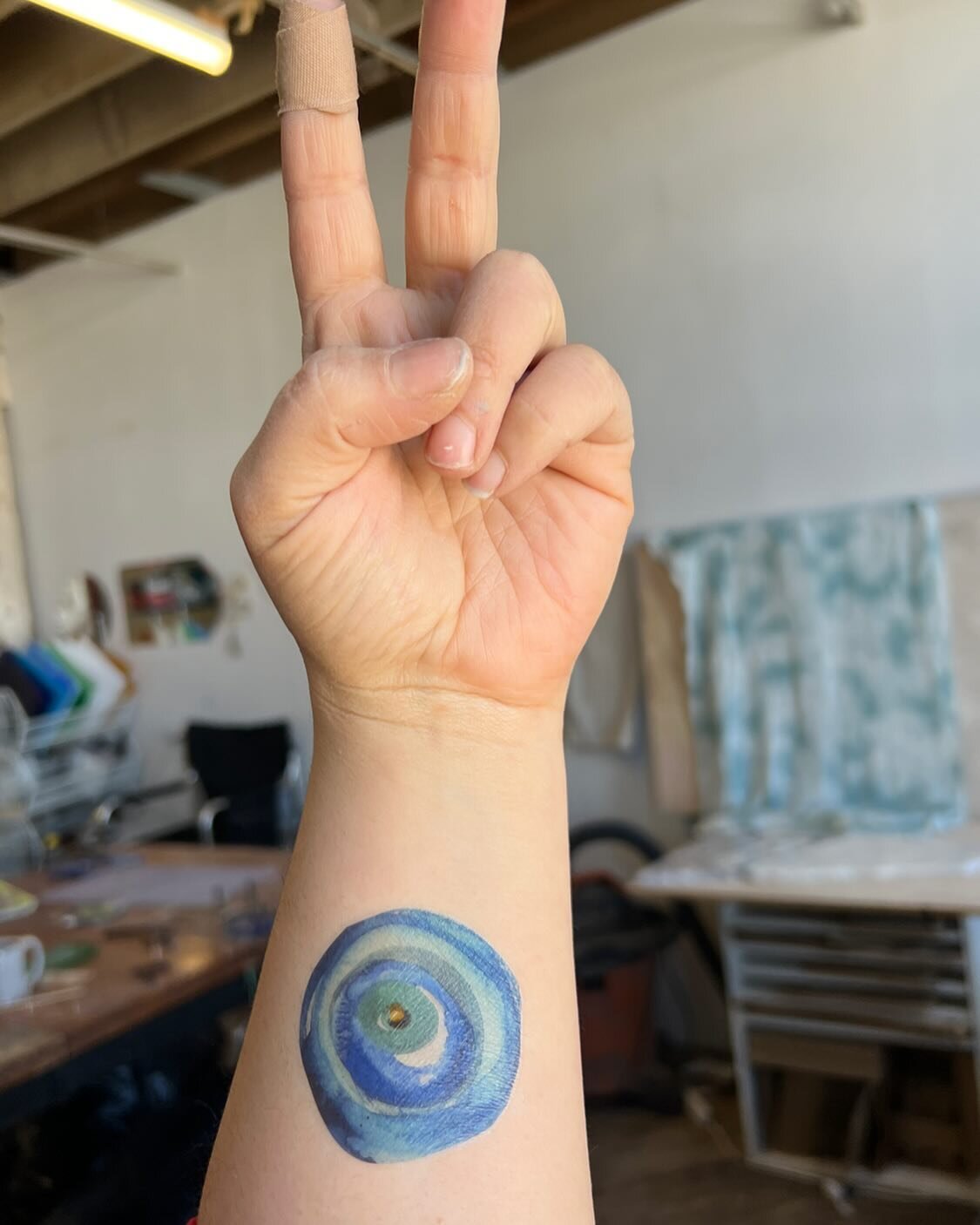 HIIII so who wants an evil eye temp tattoo??!! 🧿 Illustrated for DZ by Emmy&copy;️award winner @thejuliamiller 

I think ill make a pack of 5 of these. What colors do you want ?! leave a comment or vote below Luv u💕🌹🍑