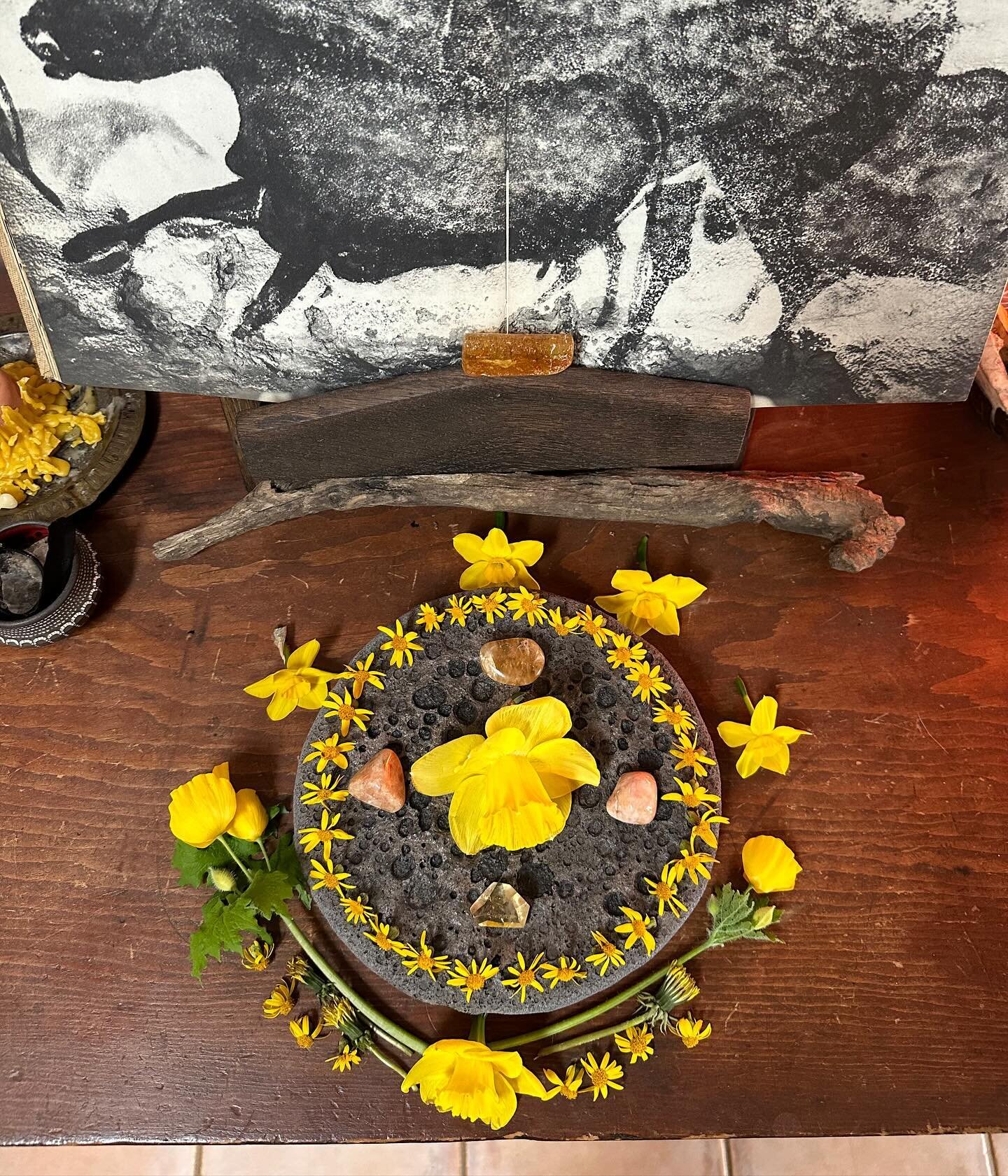 Incredible total eclipse altar made by the absolute lunar genius sweeties @lesley.gold @asiasuler using my moon altars oh my Gaia, what an honour🌒

Should I add these back to the site VOTE BELOW, LIKE &amp; subscribe!!!