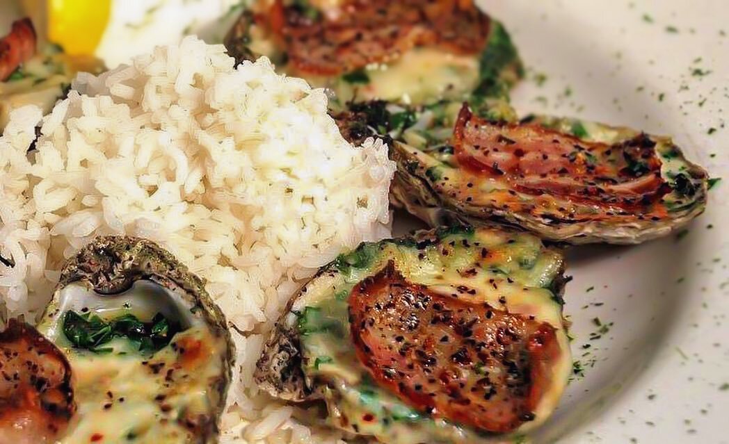 Happy Friday! The weekend is here - celebrate with some Oysters Rockefeller! 🦪

Open for dine-in, carry out and curbside pickup. Give us a call at 309-694-0946 to book a table or order to-go! 

#jonahsseafoodinc #eatlocal #shopsmall