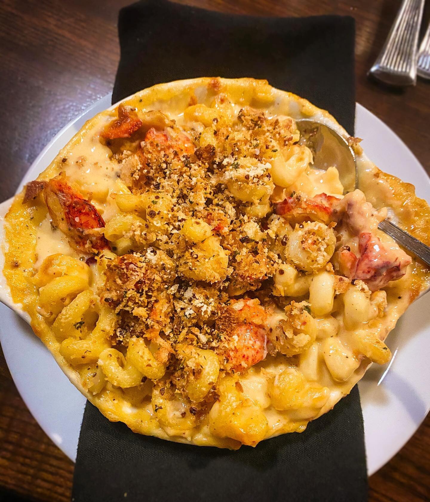 Have you tried our Lobster Mac &amp; Cheese?🦞

This featured entree is house-made with a blend of cheddar and smoky Gouda cheeses and tender lobster meat!

Call 309-694-0946 or visit jonahsseafood.com to reserve your table!

#jonahsseafoodinc #eatlo