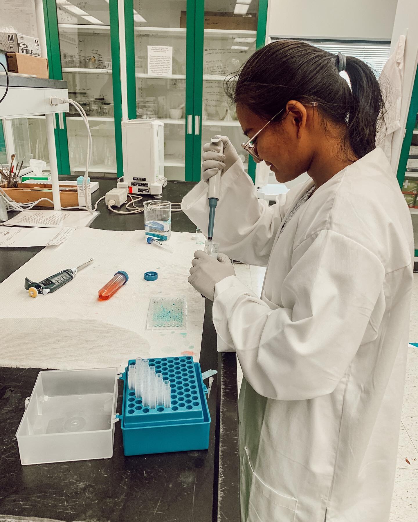 One of our favorite things about the undergraduate polymer science &amp; engineering degree here at USM is that our undergrads get to work in the labs in their first year! Here @j_ess_ica12 is working in the @clemonslab practicing her pipetting skill