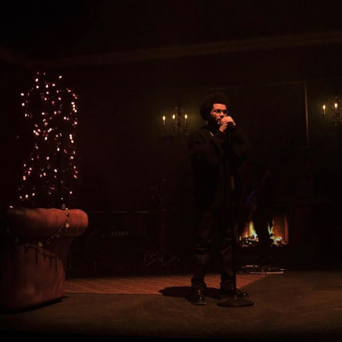 @theweeknd performance for @iheartjingleball !!! Herringbone oak floor with metallic green stain.  Plaster walls.  Custom@fireplace.  Pixel node LED string lights and custom grinchytree!  Fantastic team of people to celebrate the holidays with #covid