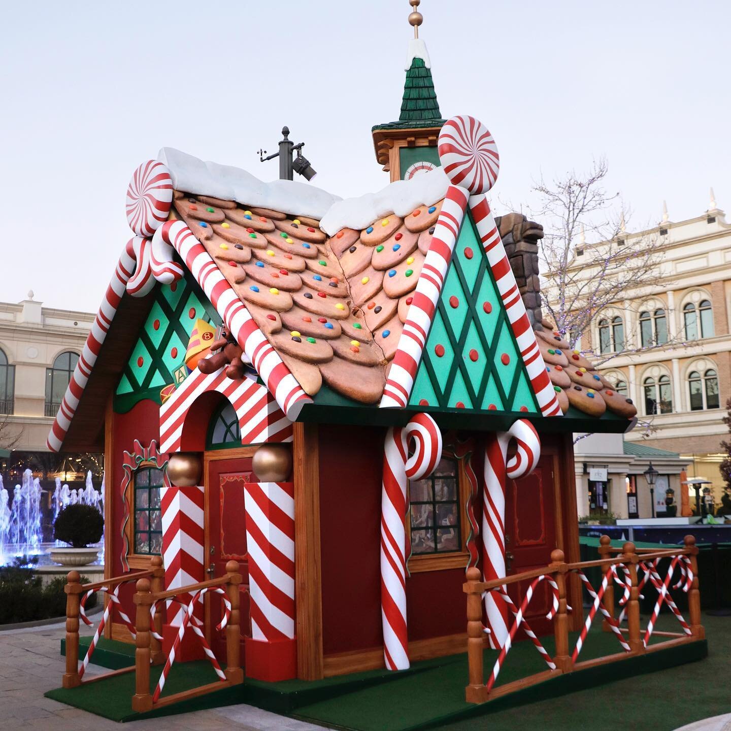 This Santa House is highly detailed everywhere you look. From the hand sculpted cookie roof, to the hand painted scroll work on the interior walls, to the life size candy structural elements on the exterior!
This festive house was built here in Los A