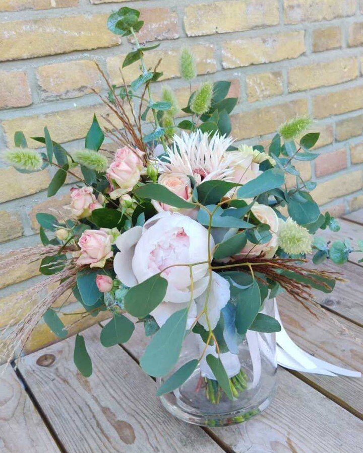 Zachte kleuren en eucalyptus. Een prachtige combinatie, vinden jullie ook niet?

#dianasbloemen #bloemistinleiden #bloemistleiden  #trouwboeket #trouwbloemen #trouwwerk #bloemstylist #zeghetmetbloemen #bruiloftbloemen #bruidsboeket #eucalyptus #leide