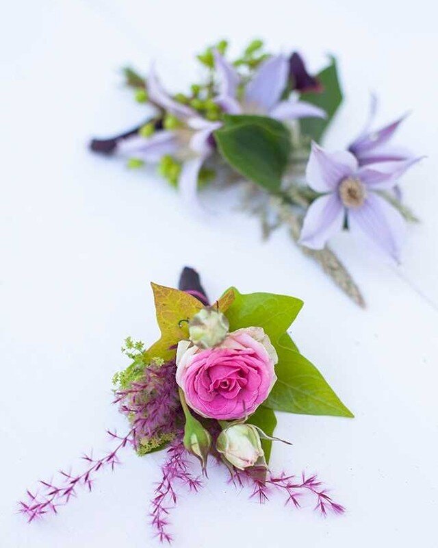 De details die jouw dag net dat beetje extra geven ✨

Foto door @anoukprossphotography 
#dianasbloemen #bruidscorsage #bruidsboeket #bruiloftbloemist #bruidsbloemenspecialist #bruidsbloemen #bloemistinleiden #floristleiden #bloemistleiden