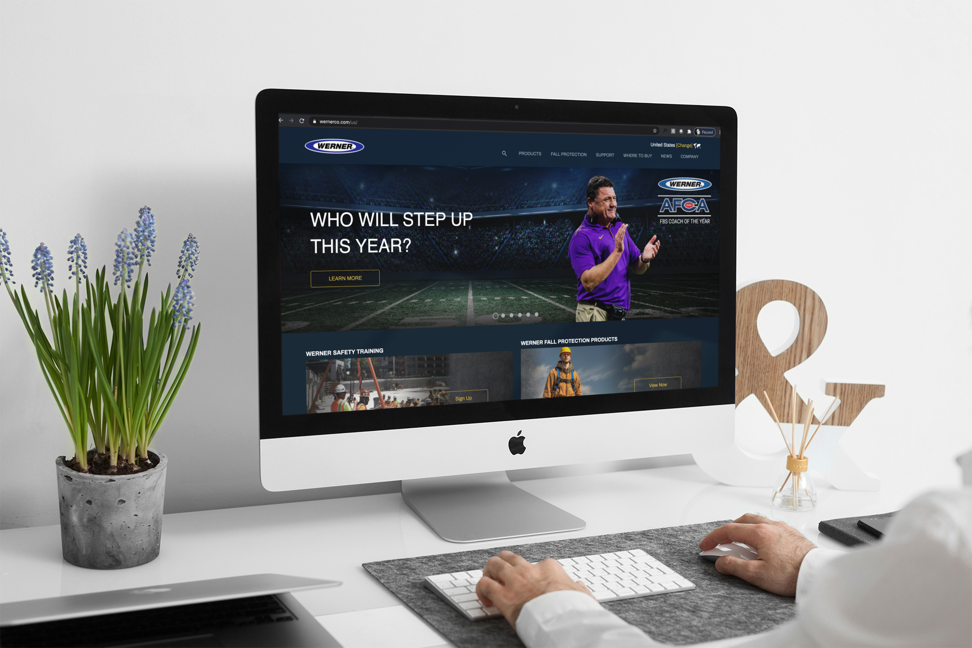 imac-mockup-of-a-man-working-2146-el1.png