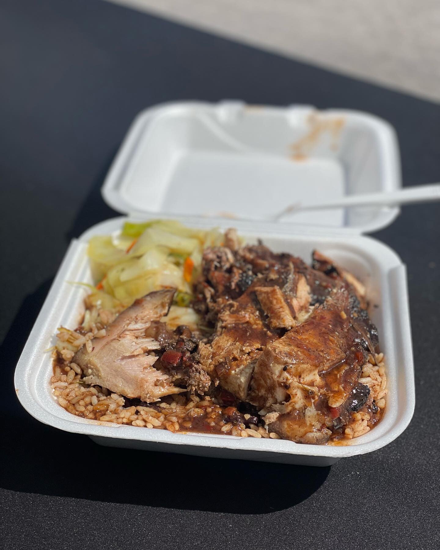 My favoritest lunch!!! 🤤🤤🤤 Jerk Pork from @lyck_yuh_finga Soooo insanely delicious!! #foodtruck #jamaicanfood #caribbeanfood #veteranfarmer