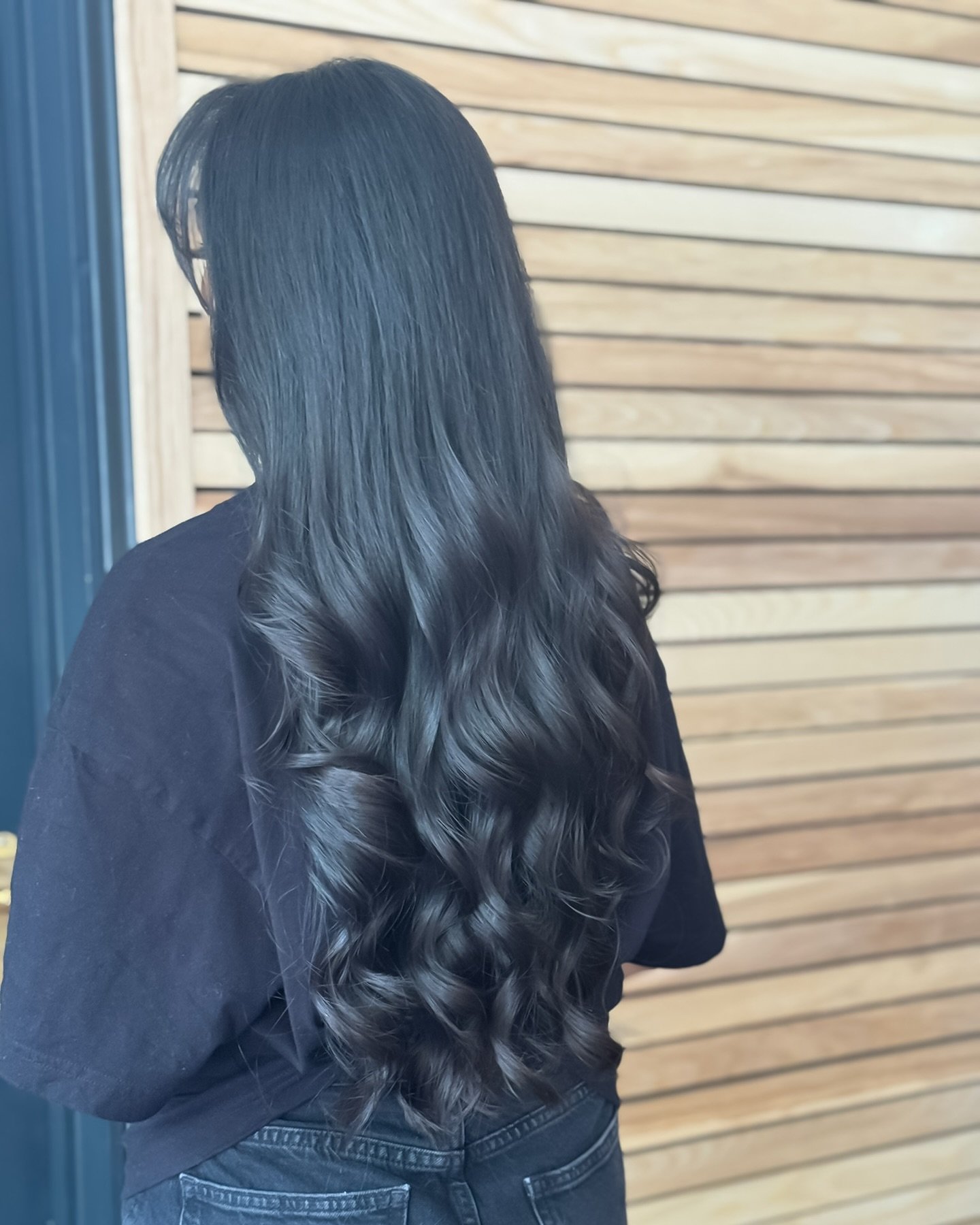 That Summer-ready-✨shine✨
Cut, colour or simply treat with a tailored blow-dry. Book your new-season treat today 📆☀️