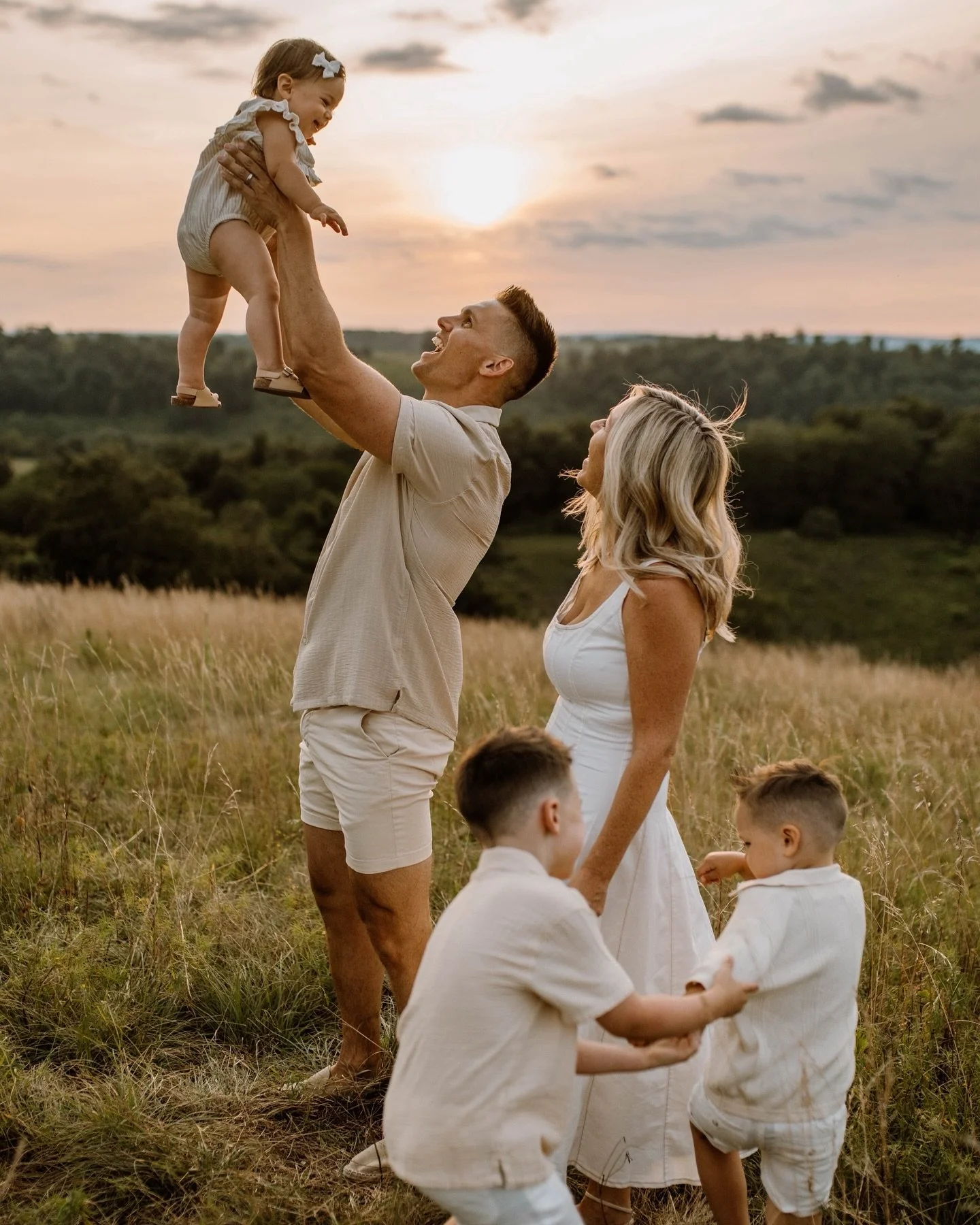 Sunsets are sweeter when shared with the ones you love most ☀️ 🌾🤎 • such a precious family session full of laughter and precious memories. 
Family portraits; family photography; family photos; lifestyle photography; golden hour photography; p