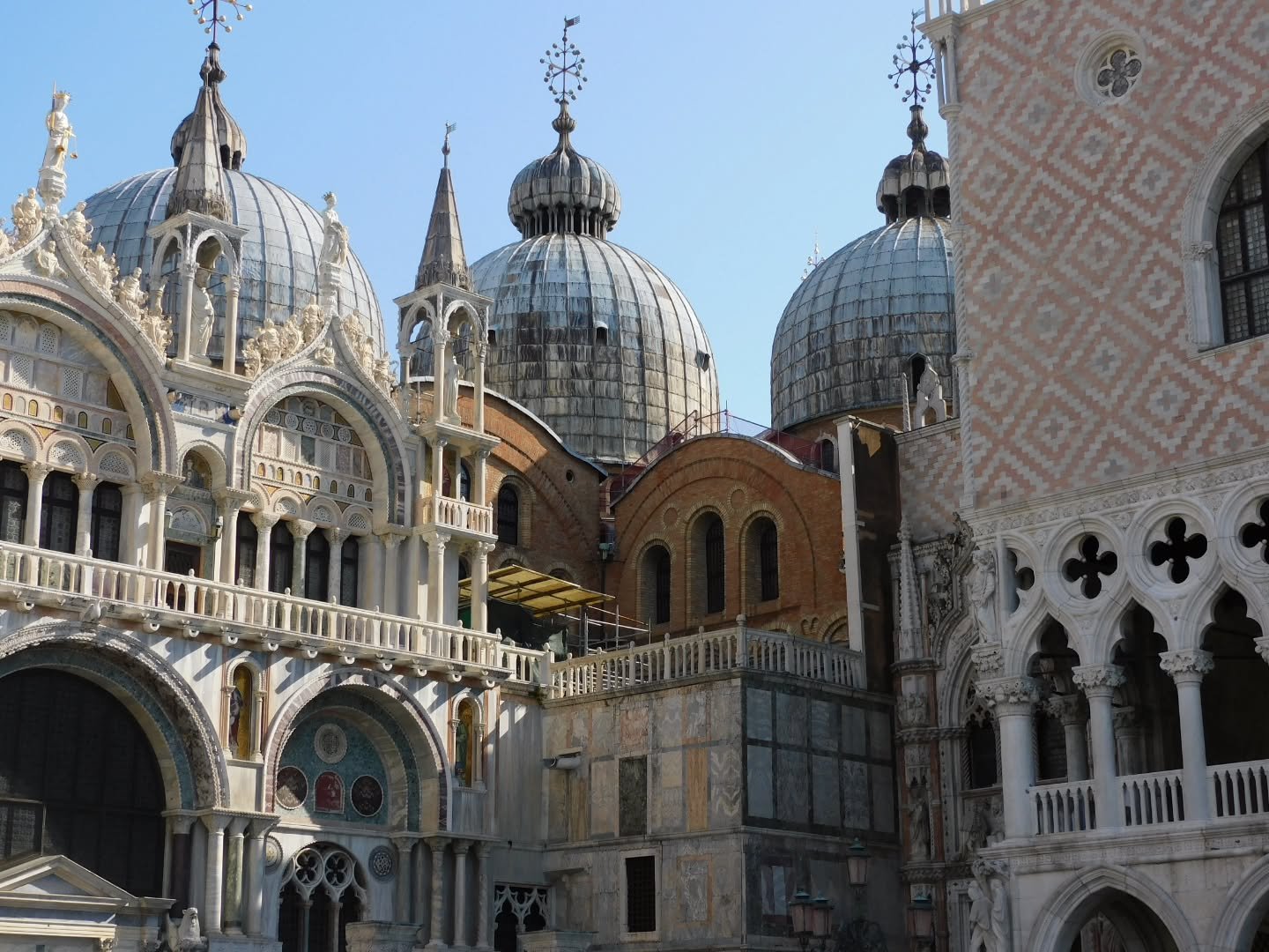 📍venice, Italy 🇮🇹 

Something I clocked immediately after getting out of the taxi from the Venice airport was that our hotel was in a Muslim area--specifically, it was Muslim Bengalis. I was so stunned to see signs in Bangla, English, and Italian,