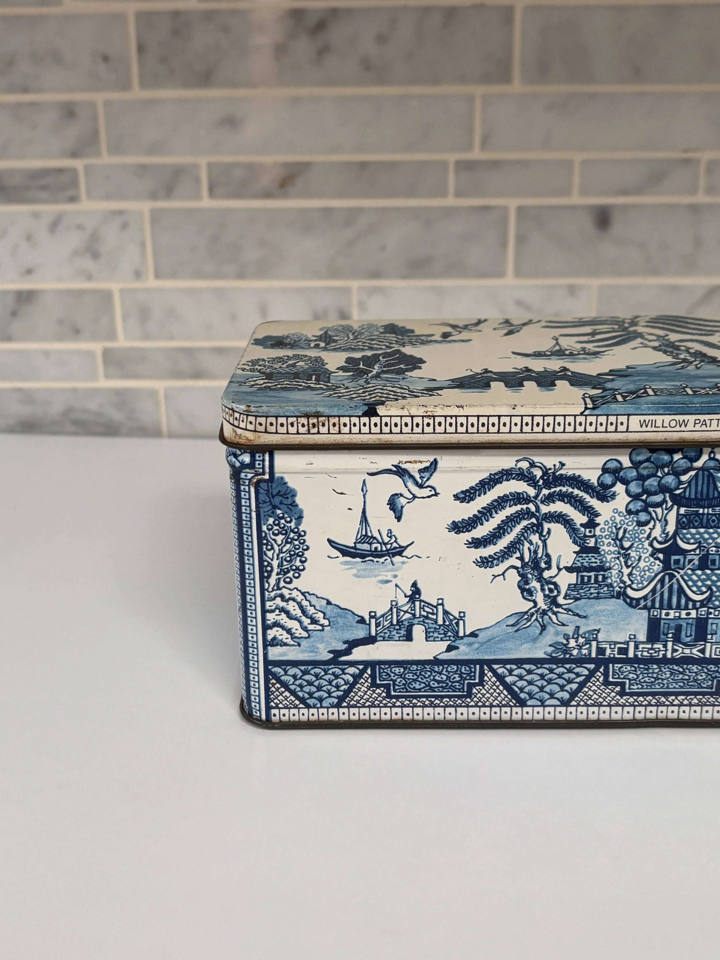 Vintage 1940s Blue Willow Pattern Biscuit Tin Box