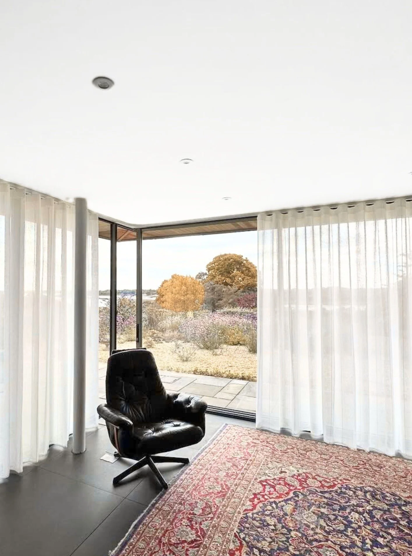 Soft voiles surround this room, offering subtle privacy without compromising on the light🔥
Project completed by the fabulous @graham_heron for @simply_living_interiors - using our sleek Quantum Broadway track for effortless operation!
#curtaintrac