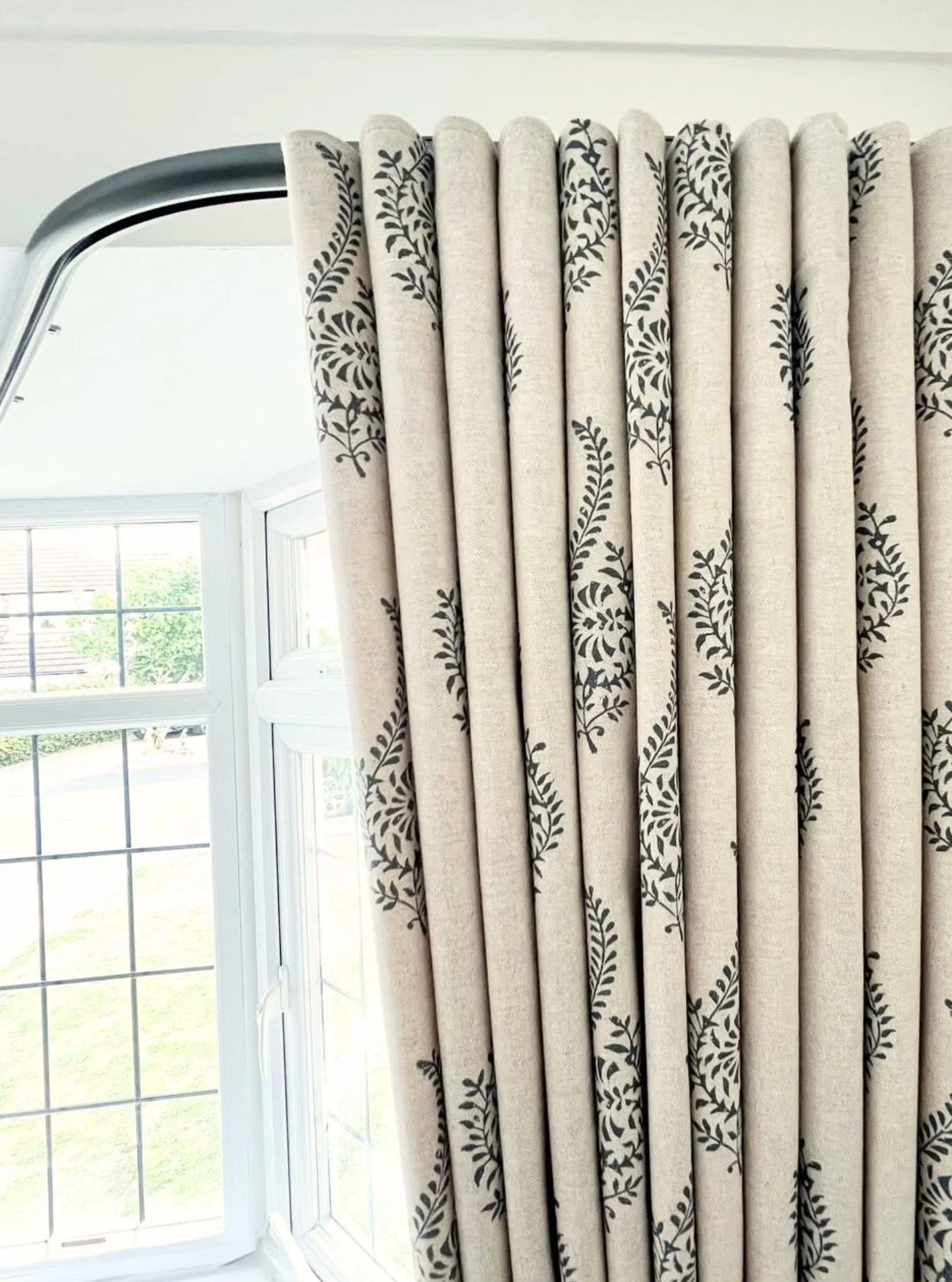 A beautiful block print curtain hanging from our flagship Distinction 28mm uncorded pole - custom bent in our workshop for the talented @sew_susanna_uk.
Gradual curves, motorisation, custom finishes, opulent finials... The options for your projects