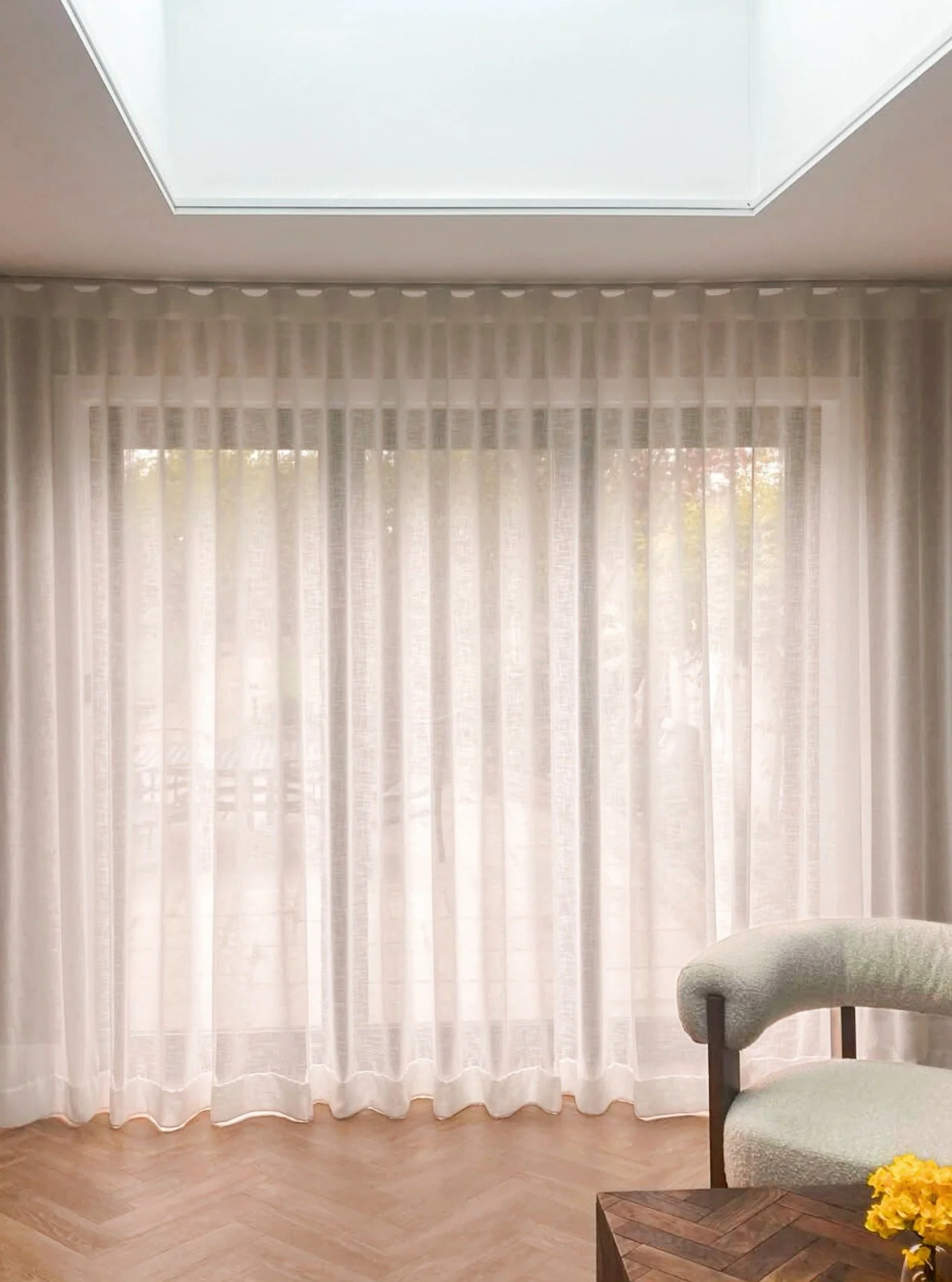Discreet functionality - the curtain track sometimes isn't required to be a feature, it just needs to blend into the ceiling for a seamless, contemporary finish.
This lovely project from Iva @olla_curtains_and_blinds showcases the effectiveness of a