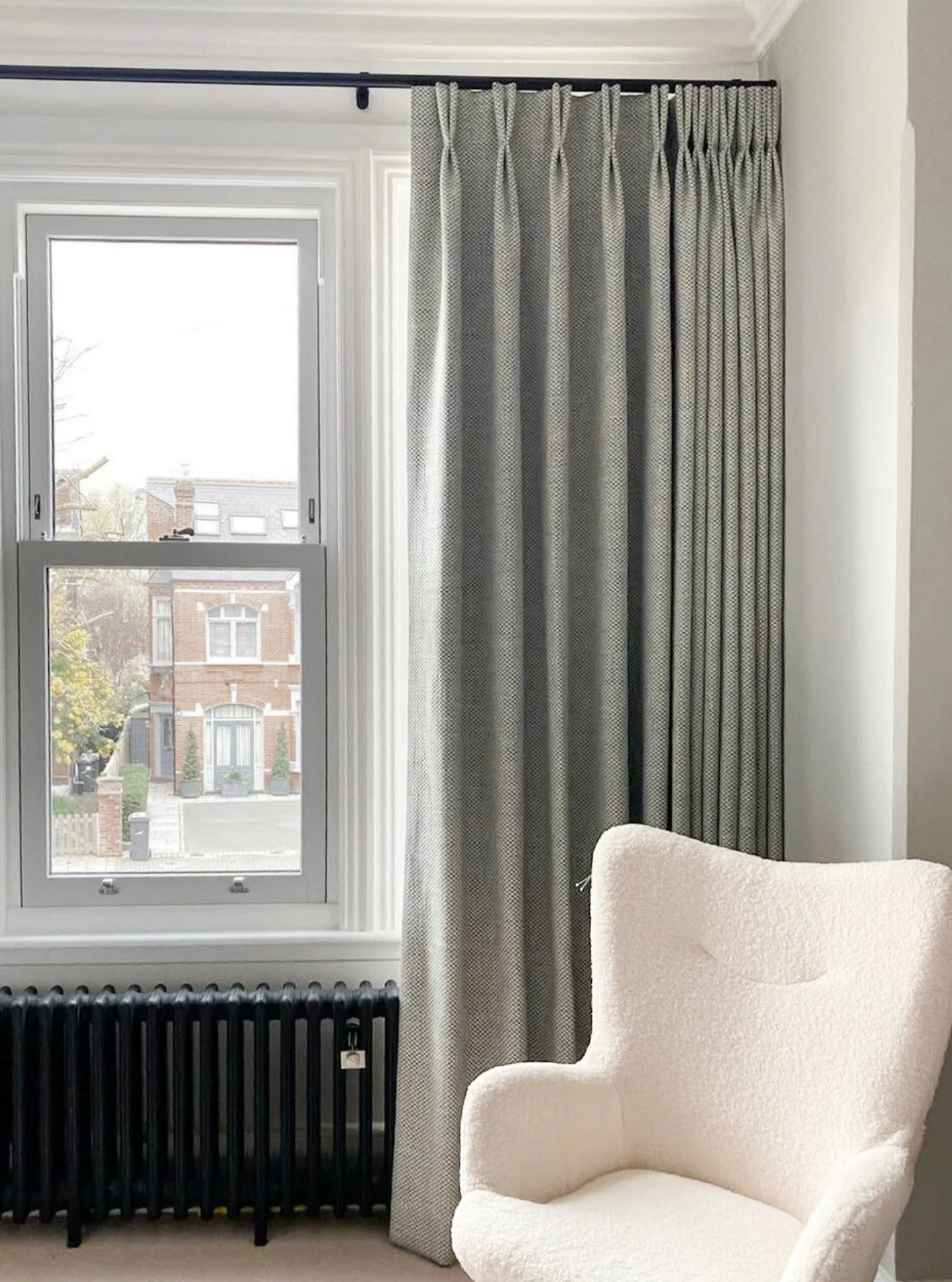 Clean architectural lines with seamless gliding action - a striking 📸 and project by Kirsty Kissell Furnishings.
Our Distinction tracked poles are fully customisable - from bespoke gradual curves to an array of finishes to choose from!
#distinctio