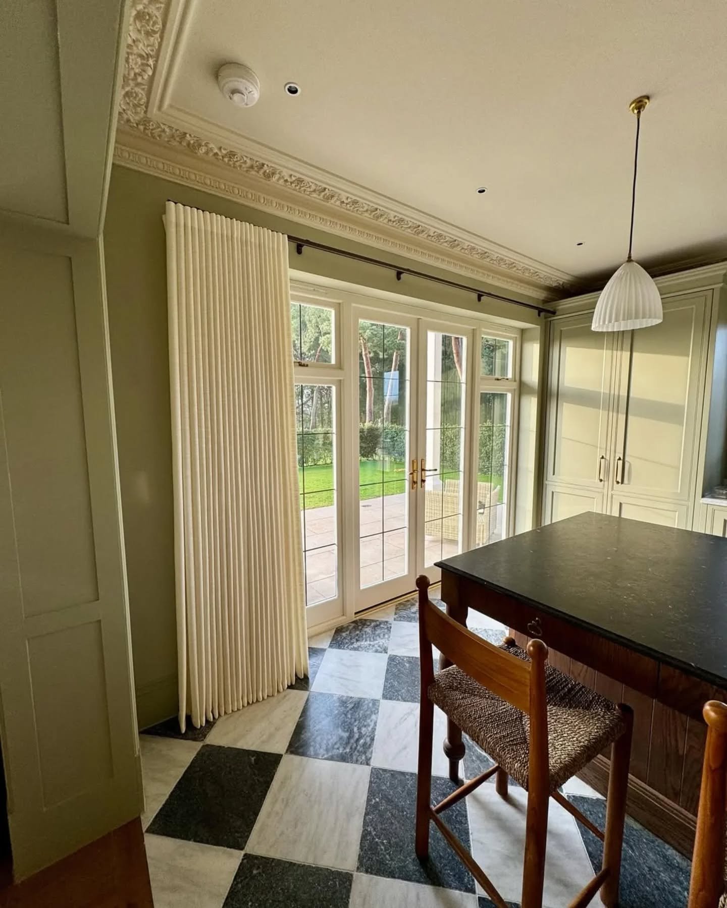 Classical elegance with this Henley on Thames project by our talented friend @elizabeth_bespoke_curtains_.

Our Distinction tracked curtain pole compliments the period features and helps frame the garden doors with those beautiful curtains ✨️

A perf