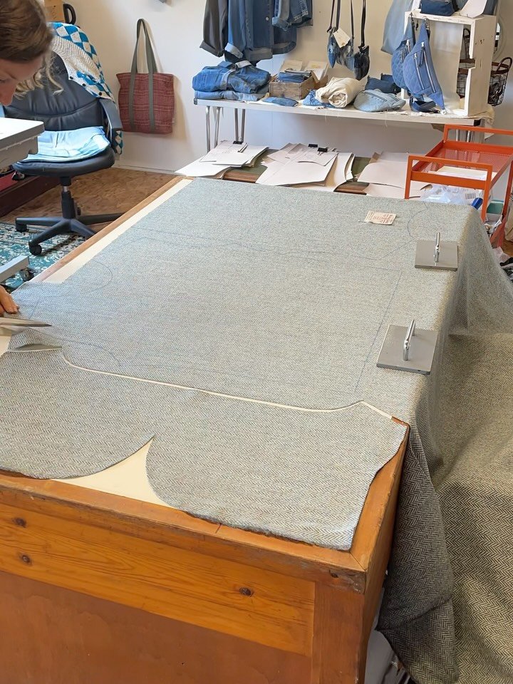 Phew,
It&rsquo;s been hot this week and I&rsquo;ve been working on another batch of Harris Tweed hoodies for @harristweedhebrides 

A wee reminder that you can try on and buy these from the store on North Beach in Stornoway ☀️

A hoody is for life, n