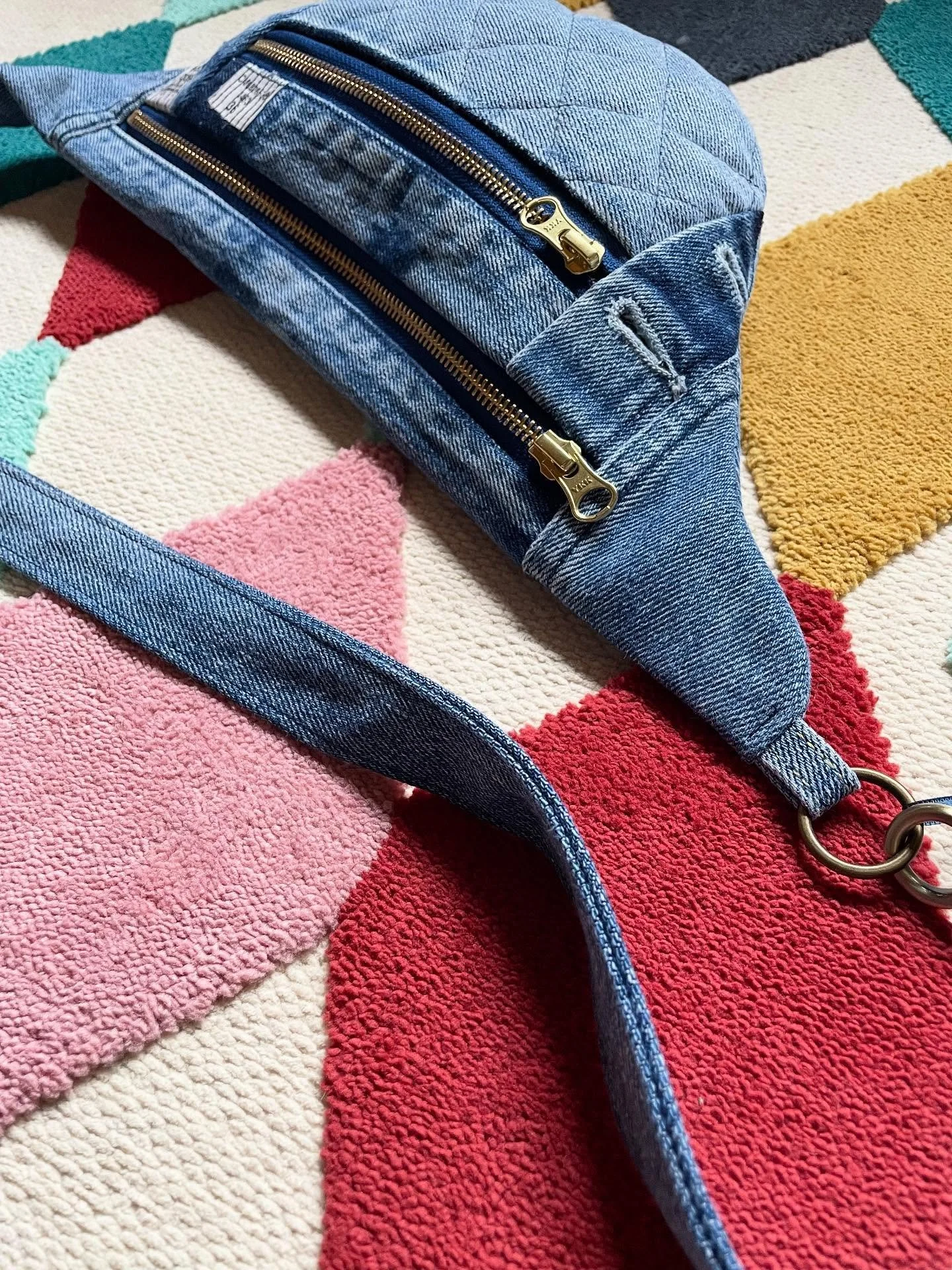 4 new FLY bags&hellip;

🔑 Through the Keyhole
🏷️ &lsquo;1117&rsquo;
🧶 &lsquo;wooly jumper&rsquo; Harris Tweed 
🐚 &lsquo;Shore&rsquo; Harris Tweed 

Full style details and purchase online 😚

#harristweed #recycledjeans #favouritebag