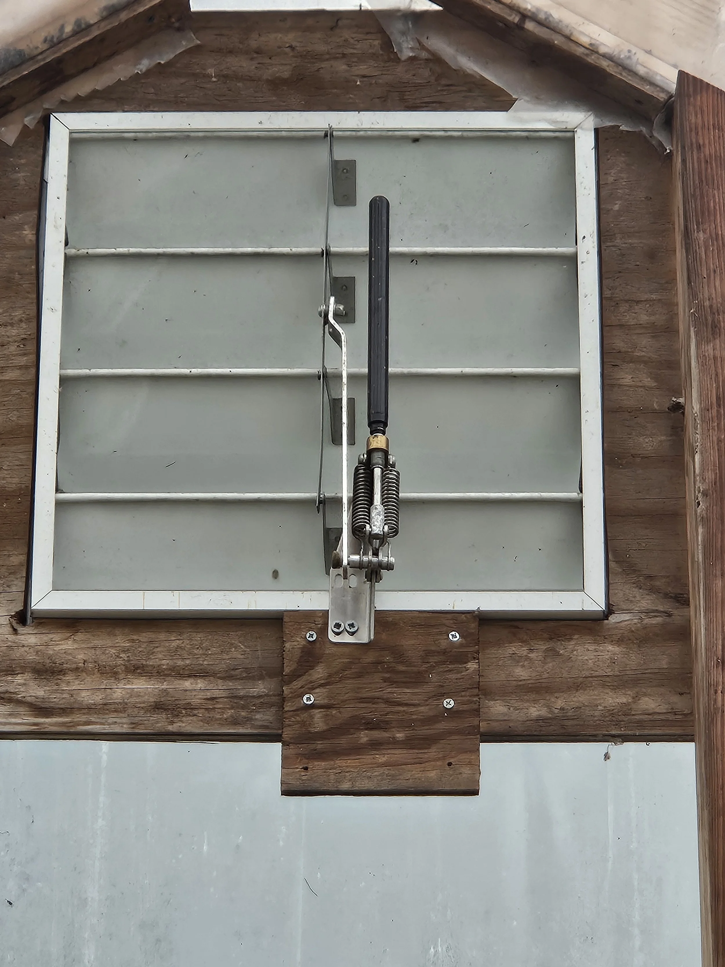 Eave vent with wax cylinder controller