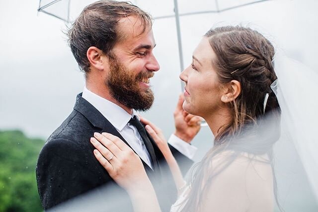 Weather is by far one of our favorite details for an elopement and this sweet couple stood strong during the storms! Head to the blog to see more of this cliff elopement in the rain!

Photo by @annabowserphotography
