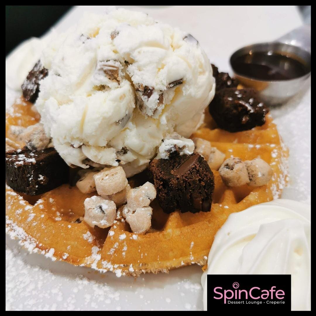 -- 🧇WAFFLE, BROWNIE🥮, AND ICE CREAM🍨, WHAT A COMBO! --
Nothing beats a waffle topped with a decadent brownie and served with vanilla ice cream and a side of warm chocolate sauce....yummy!😋
--
#waffle #wafflelover #vaughanrestaurants #vaughanresta