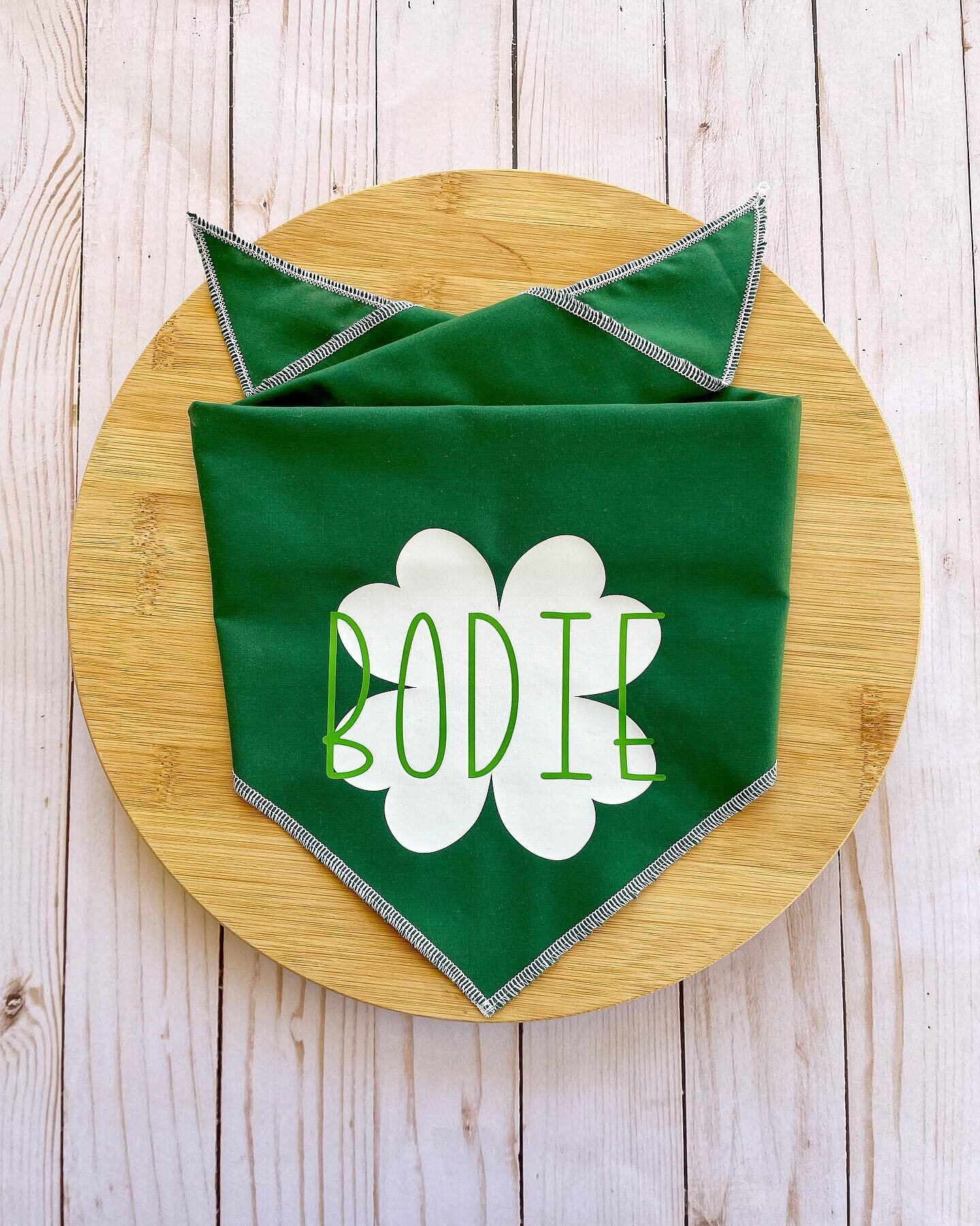 Shamrock ☘️

5 weeks until St. Patricks Day 💚

#majorandmillie #shopsmall #smallbusiness #shamrock #dogbandana