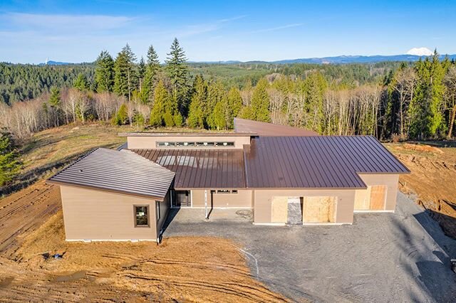 Beautiful snap lock metal! Huge thanks to C&amp;C Development for the job. What a house!

#roof #roofing #roofingcontractor #metalroofing #curbappeal #curbappealmatters #roofers #roofersofinstagram #rooferslife #roofingcompany #rooftopviews #construc