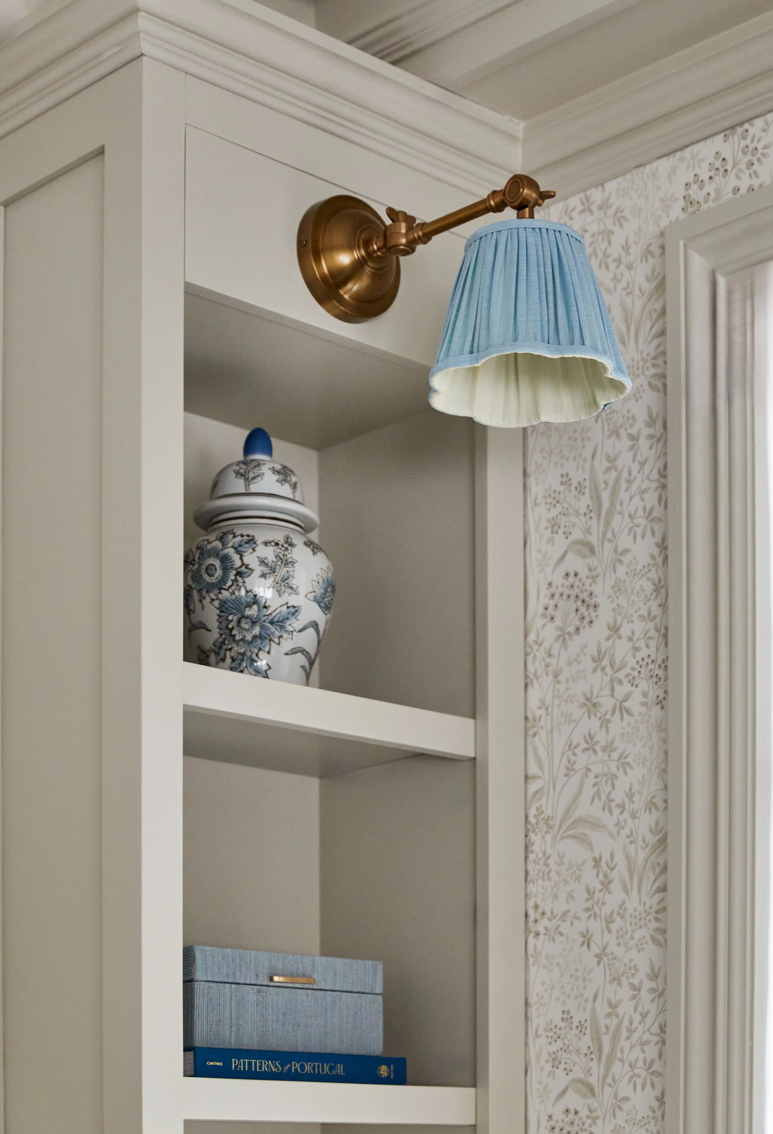 built-in-shelf-blue-pleated-sconce-chinoiserie-detail-b.jpg