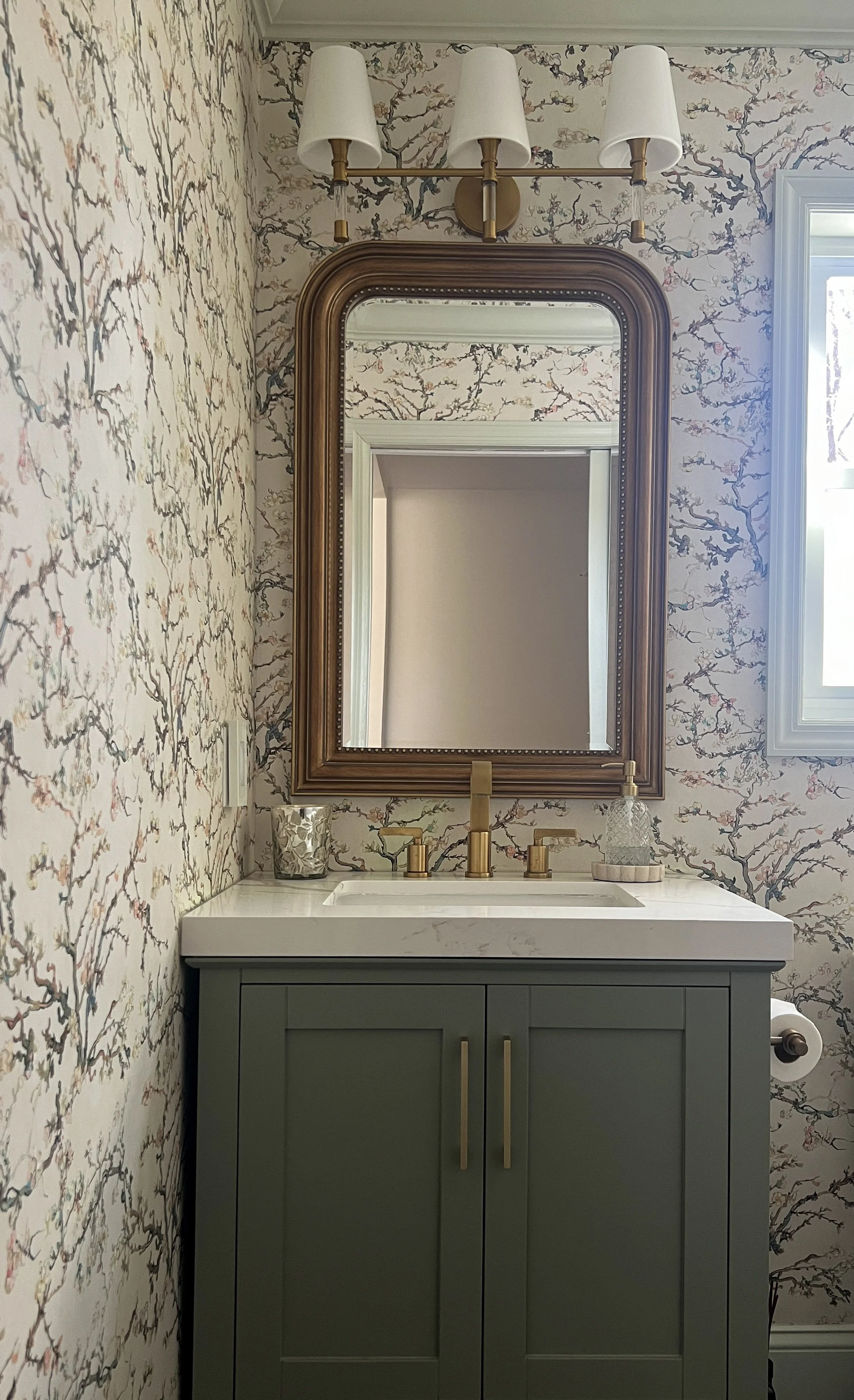 botanical-wallpaper-powder-room-gold-mirror-brass-sconce.jpg