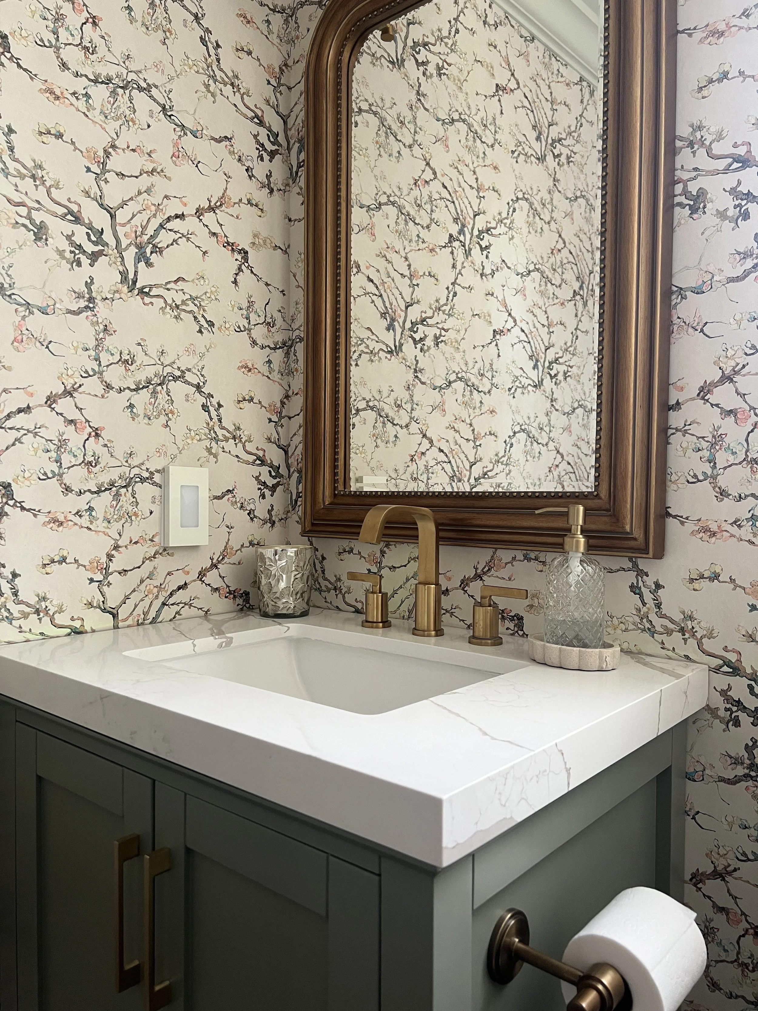 powder-room-botanical-wallpaper-gold-arched-mirror.JPG