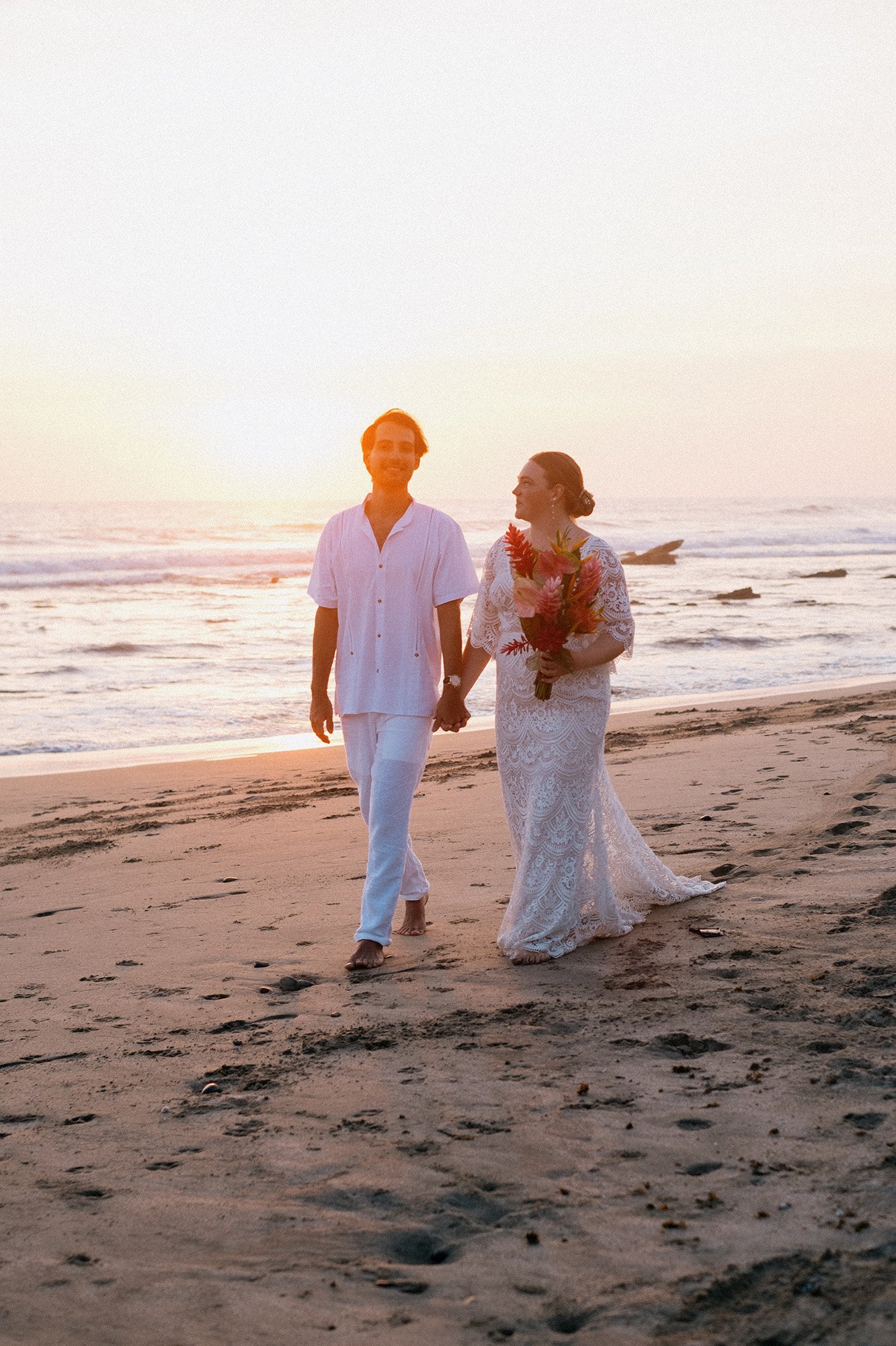 boda-zihuatanejo-wedding-photographer-fotografo-heiko-bothe-troncones-sunset-couple.jpg