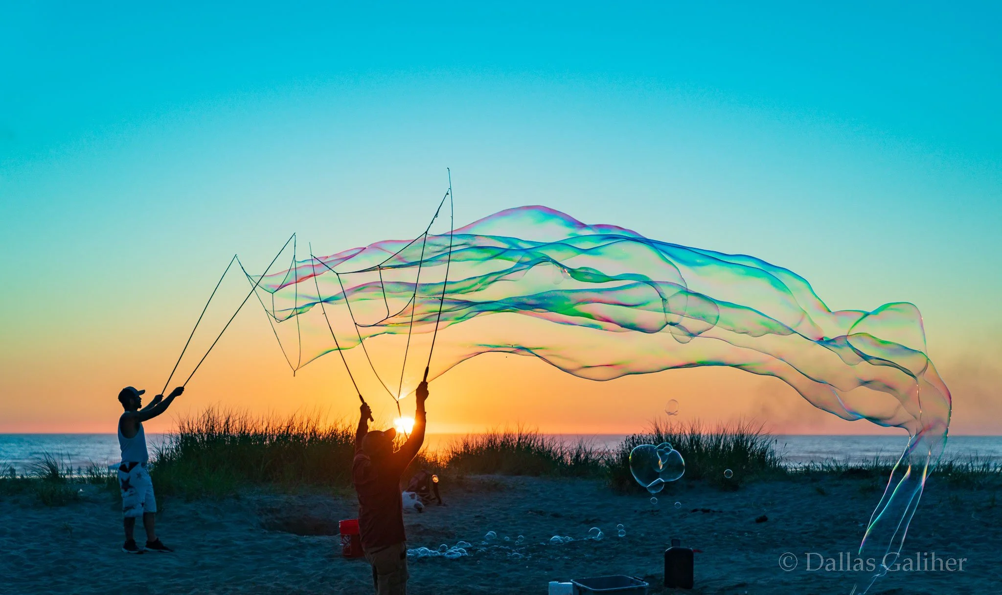 Seaside bubble magicians 