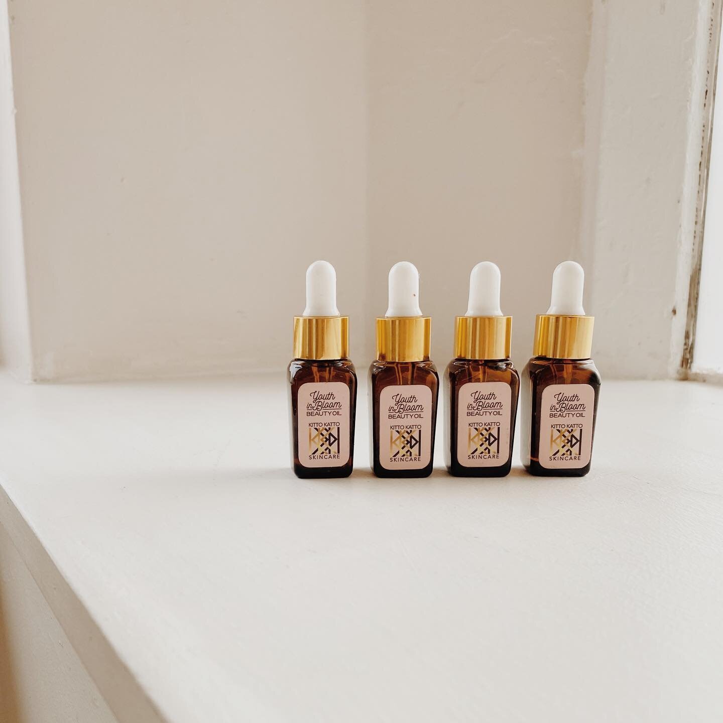 Youth In Bloom Beauty Oil // Client (and my) absolute favourite elixir. This luxurious beauty oil is intended for those with normal, dry, and combination skin. Though our bodies produce oil, natural oil decreases with age. During winter, unbalanced s