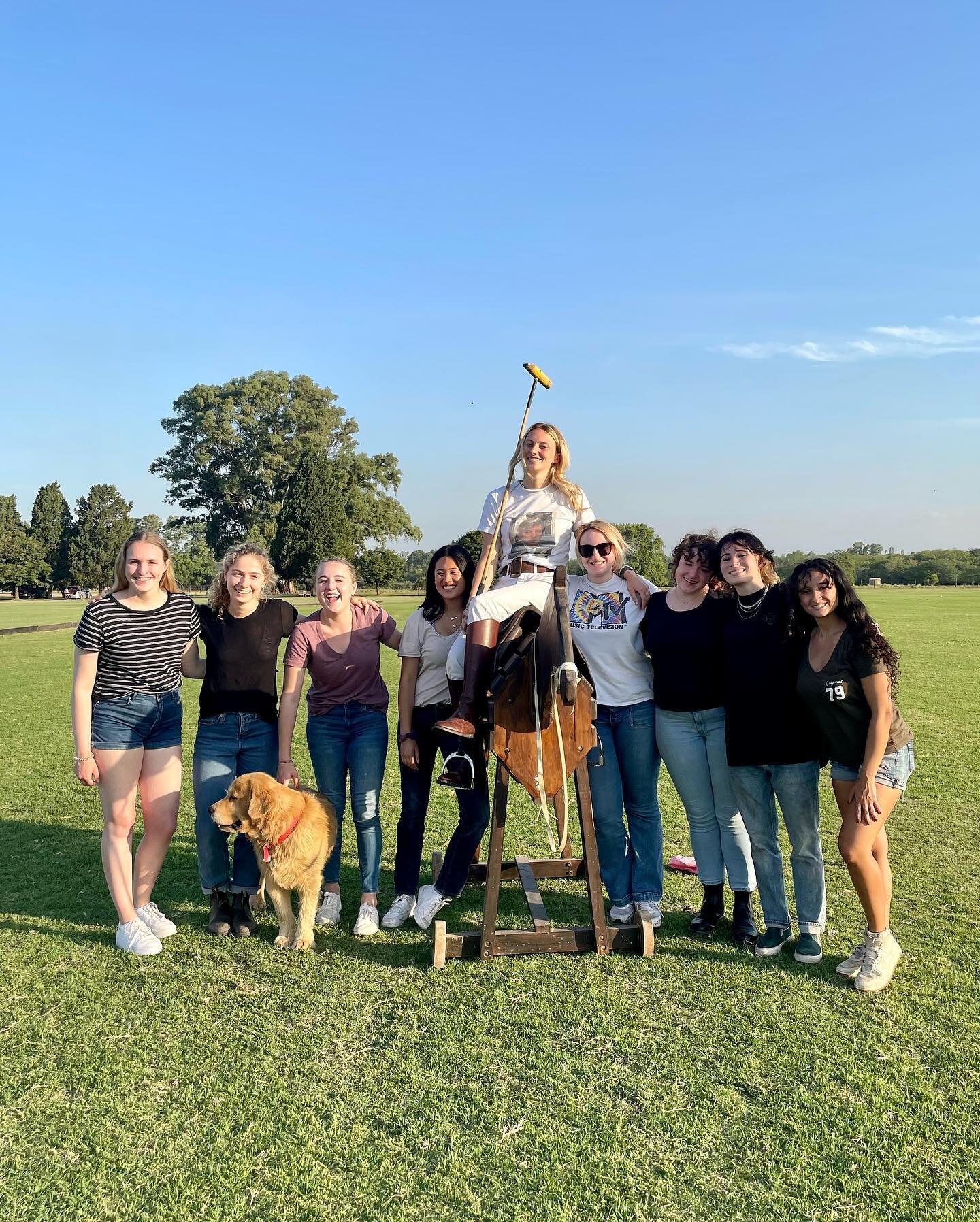 Boston College students getting a glimpse of polo!

Estancia Day Trip for
@bceaglesabroad and @puentesabroad

#puentesabroad #bceaglesabroad #horsebackriding #poloexperience #poloday #exhibitiongame #polofun #polo101 #polodaytrip #friendgoals #teambu