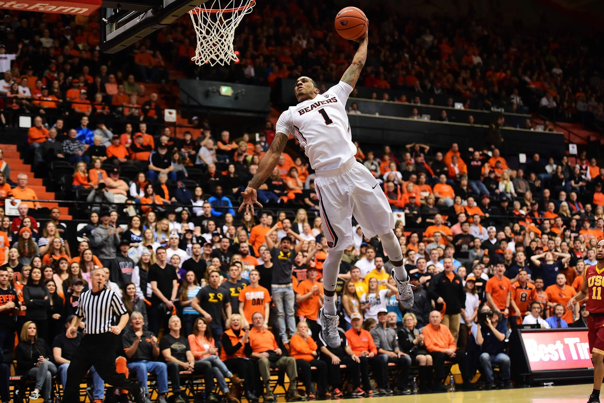Gary Payton II kisses the sky on a dunk against Southern Cal in 2016 (courtesy Dave Nishitani)