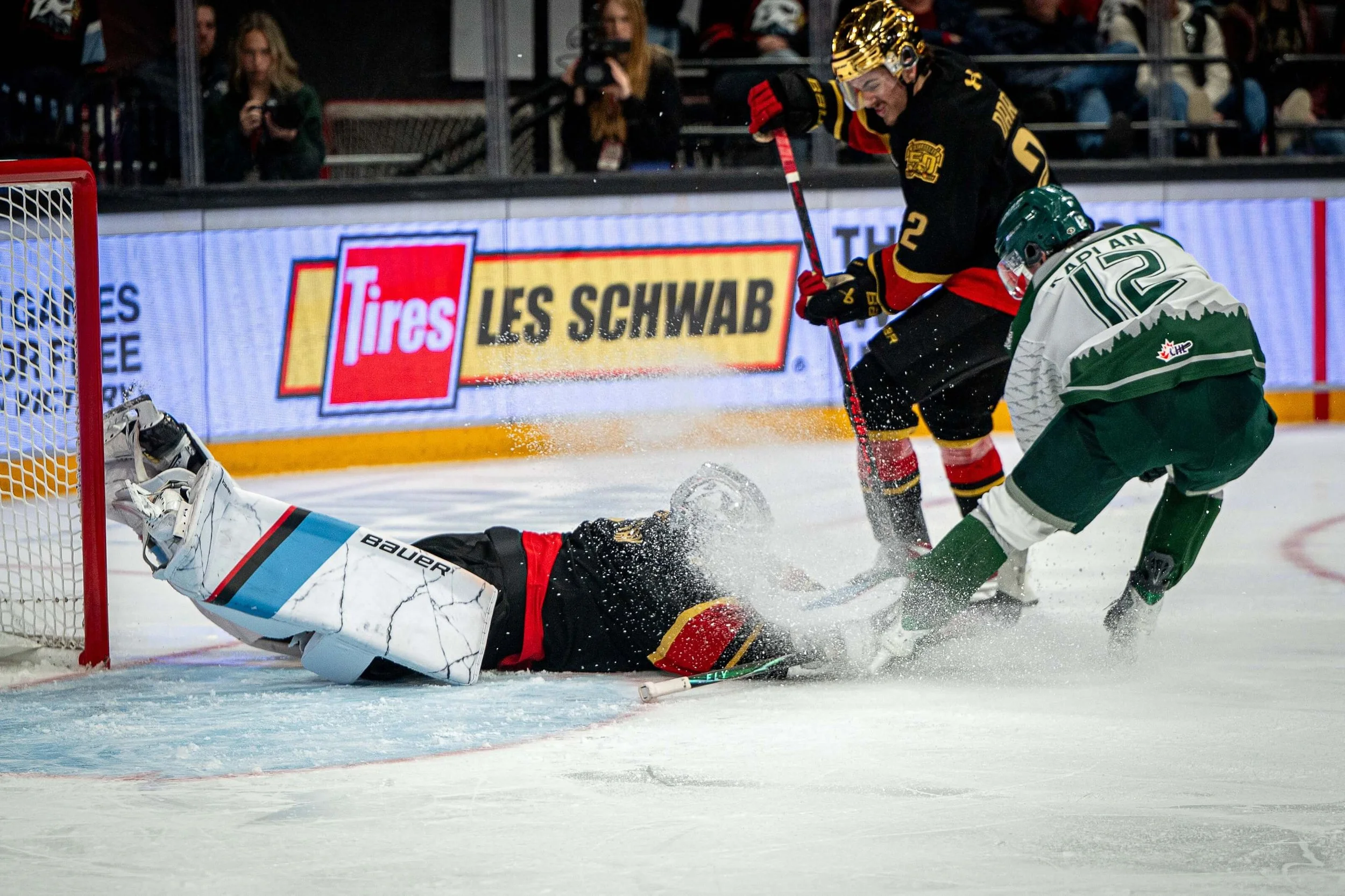 Ondrej Stebetak stretches out to make one of his 36 saves, this one on Lukas Kaplan, but Everett got six shots by the Portland goalie to win 6-3 and complete a playoff series sweep (courtesy Winterhawks/Brian Hoven)